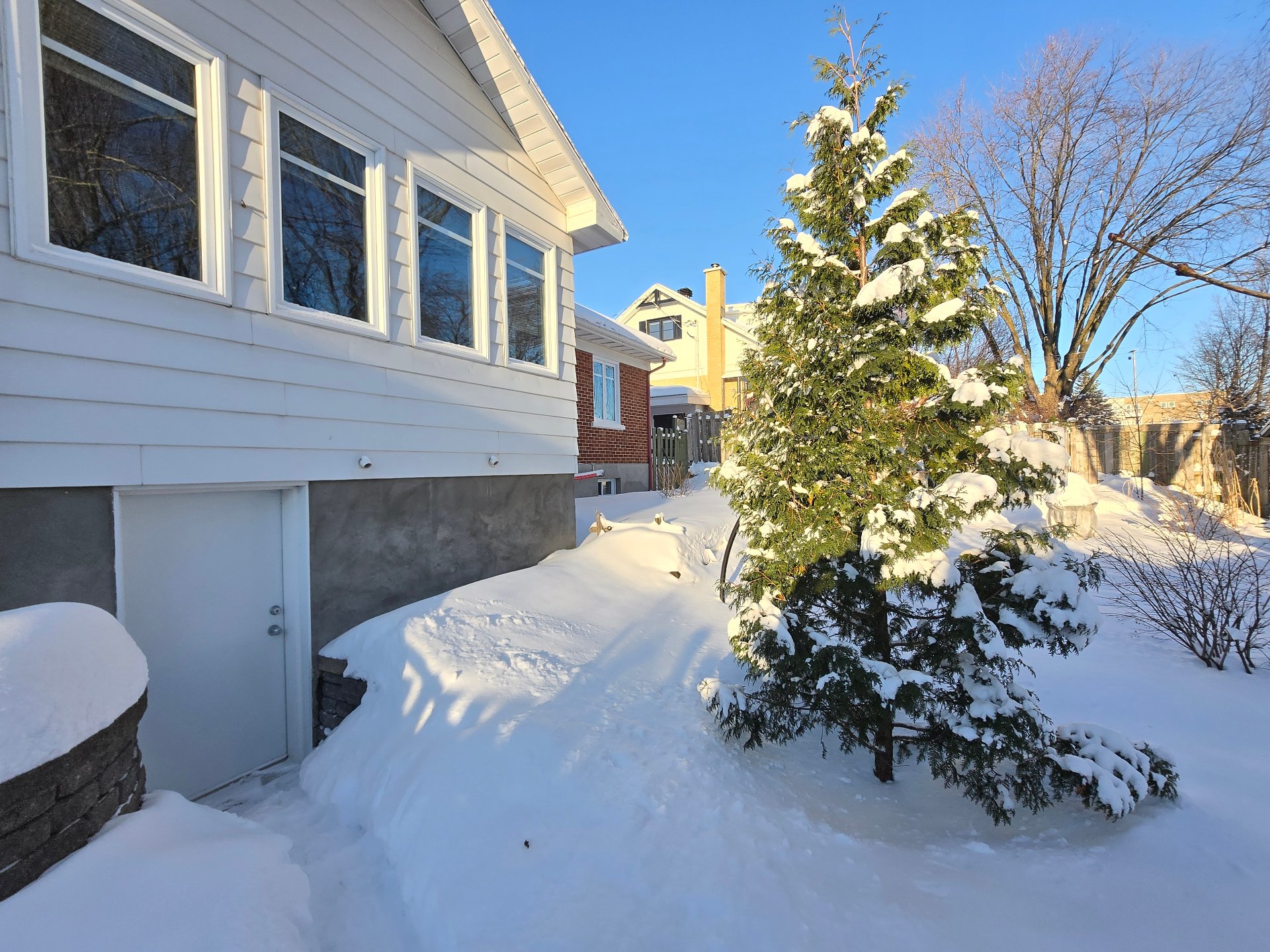 accès pièce isolée sous le solarium.