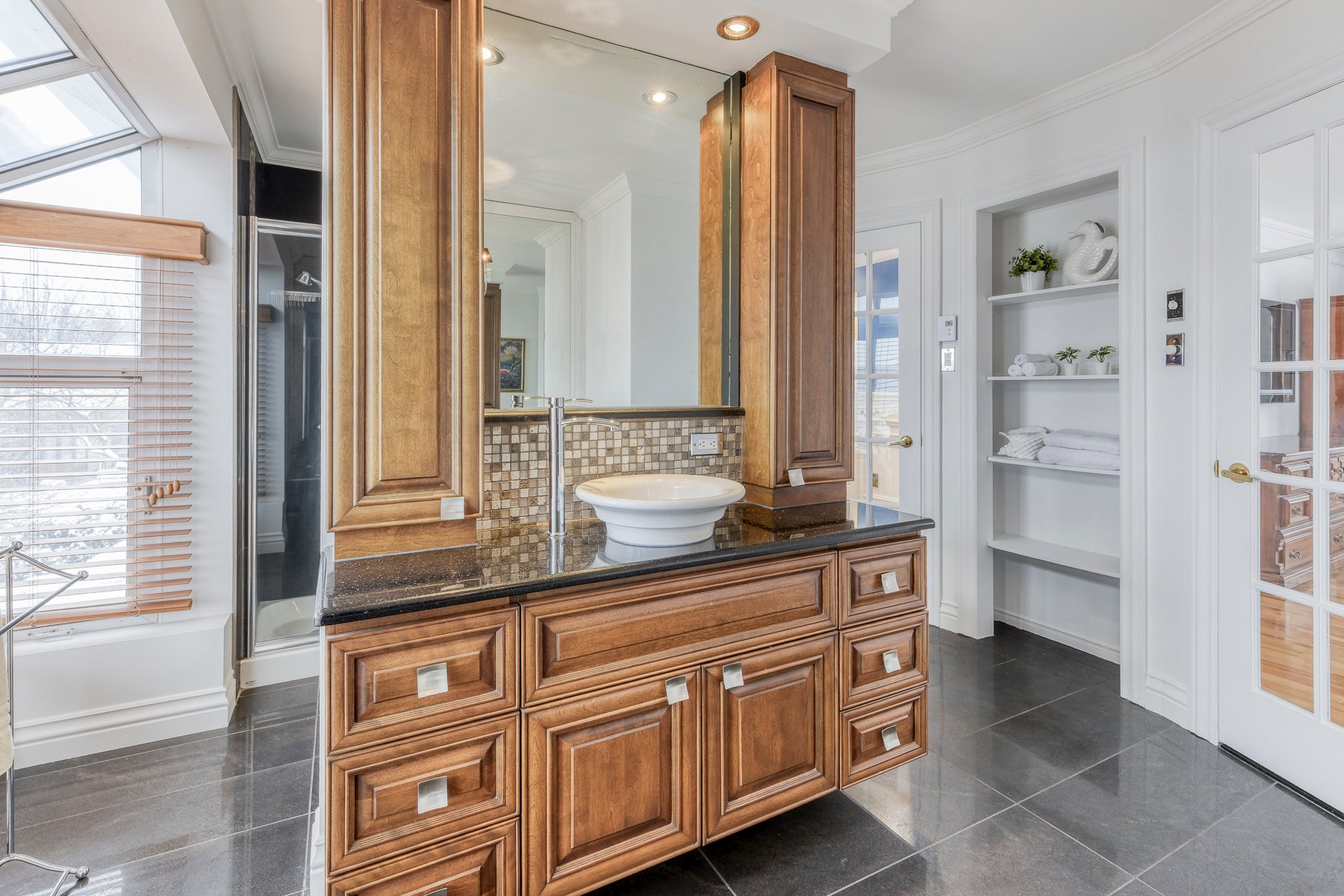 Vanité côté bain.