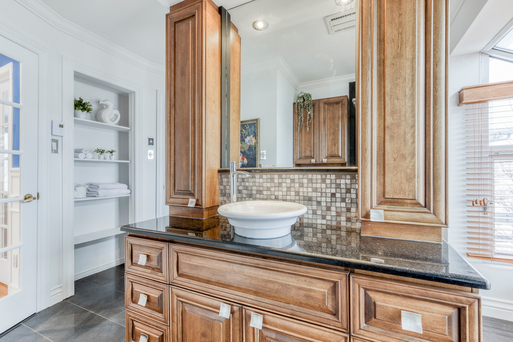 Vanité côté douche.