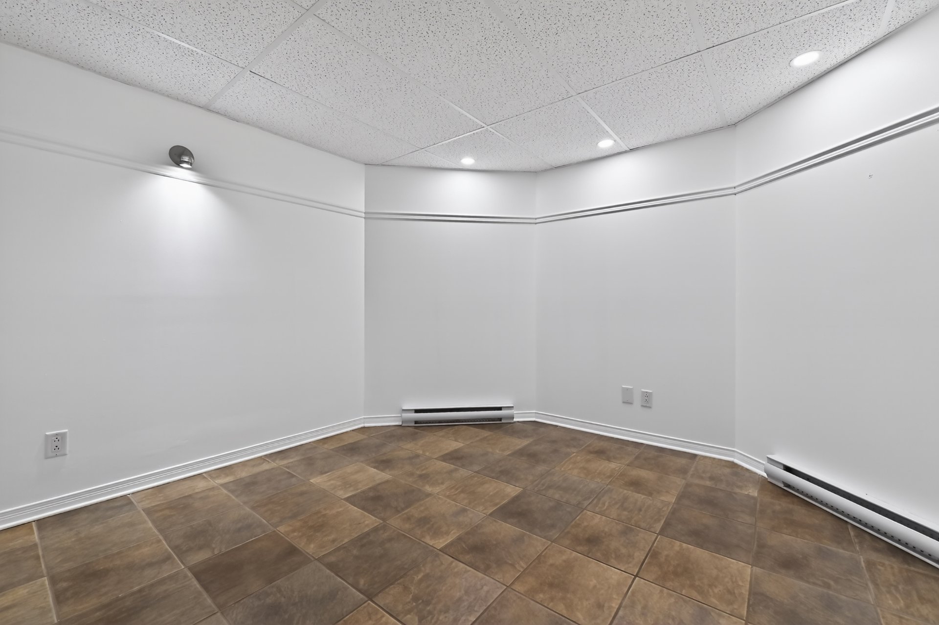 Ou salle de jeux, gaming room, bureau, gym, etc.