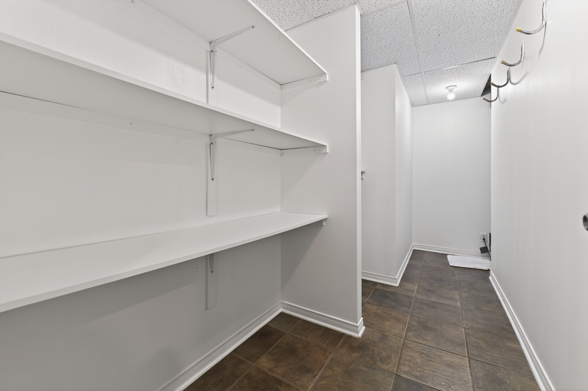 Grand walk-in de rangement