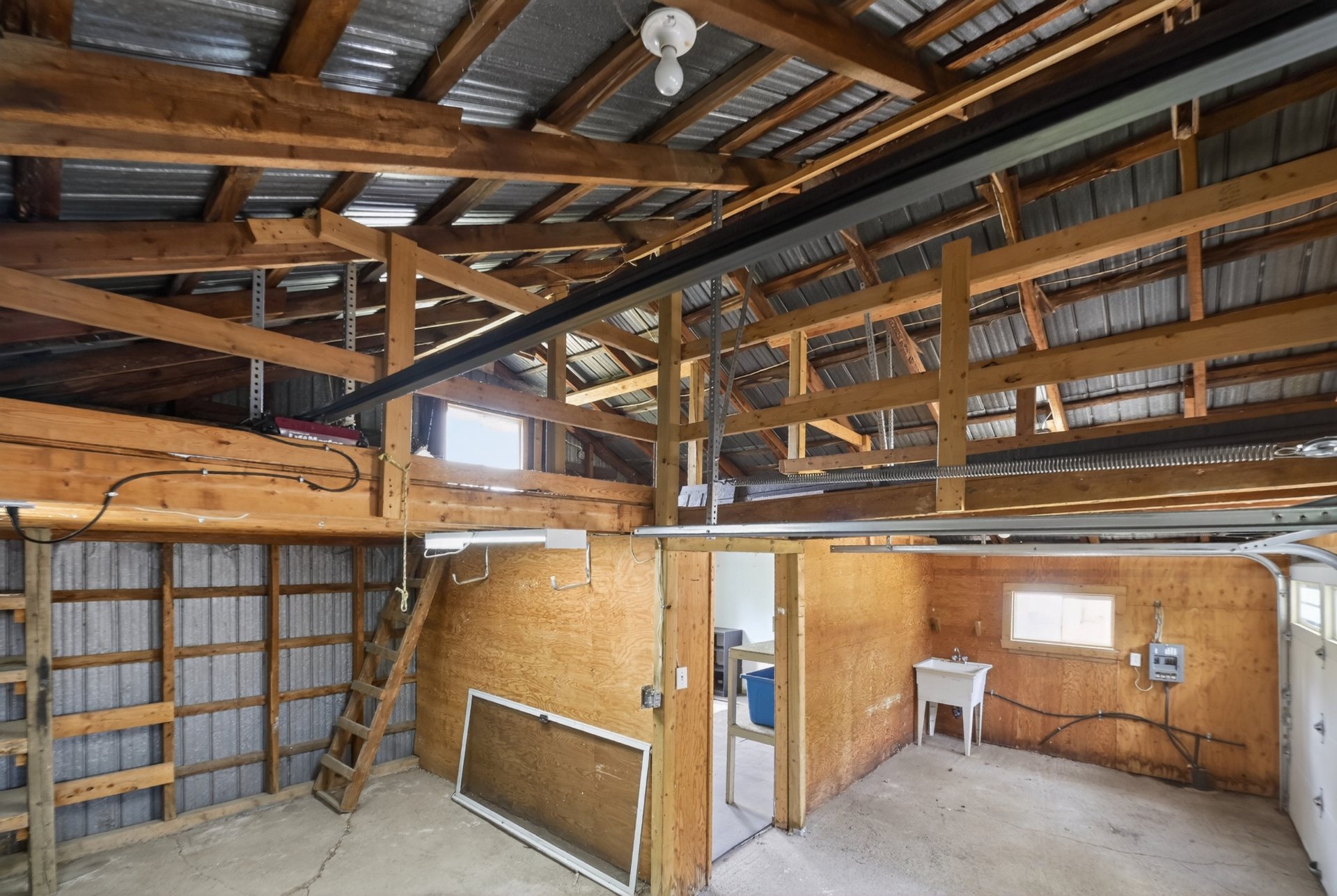 Mezzanine au 2e pour rangement