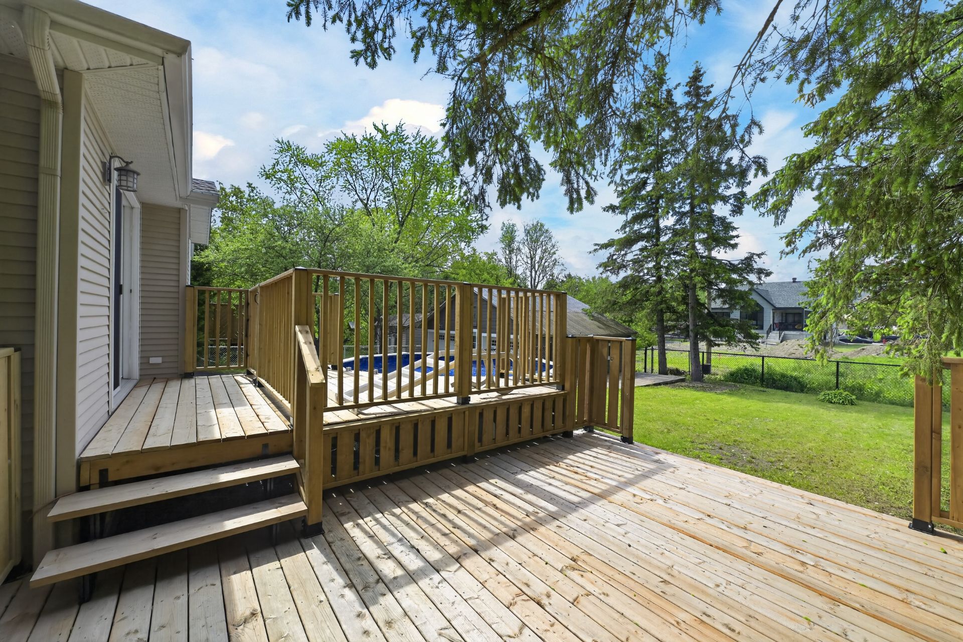 Patio refait dernièrement, piscine sécurisée