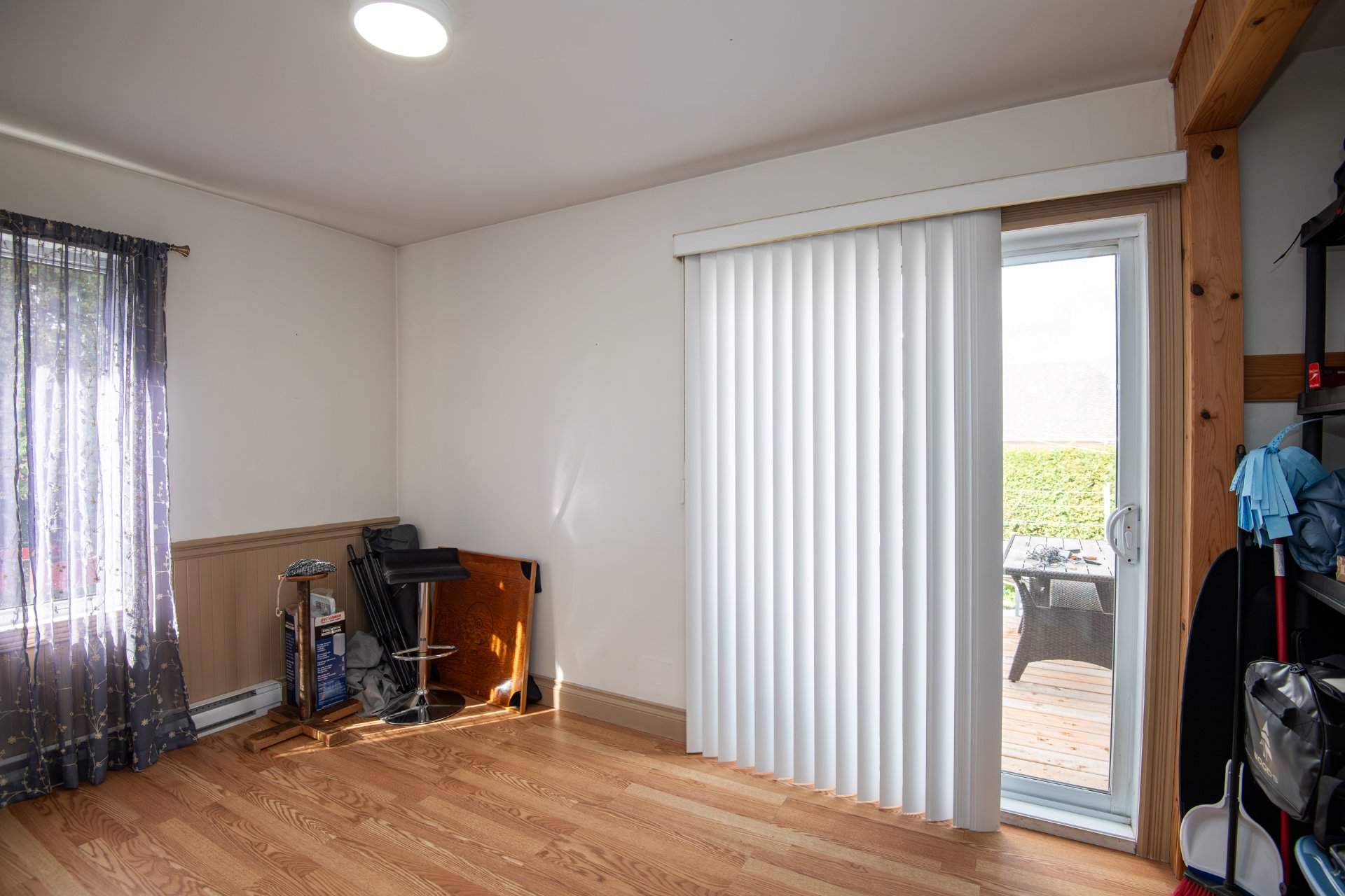 pièce polyvalente avec porte patio