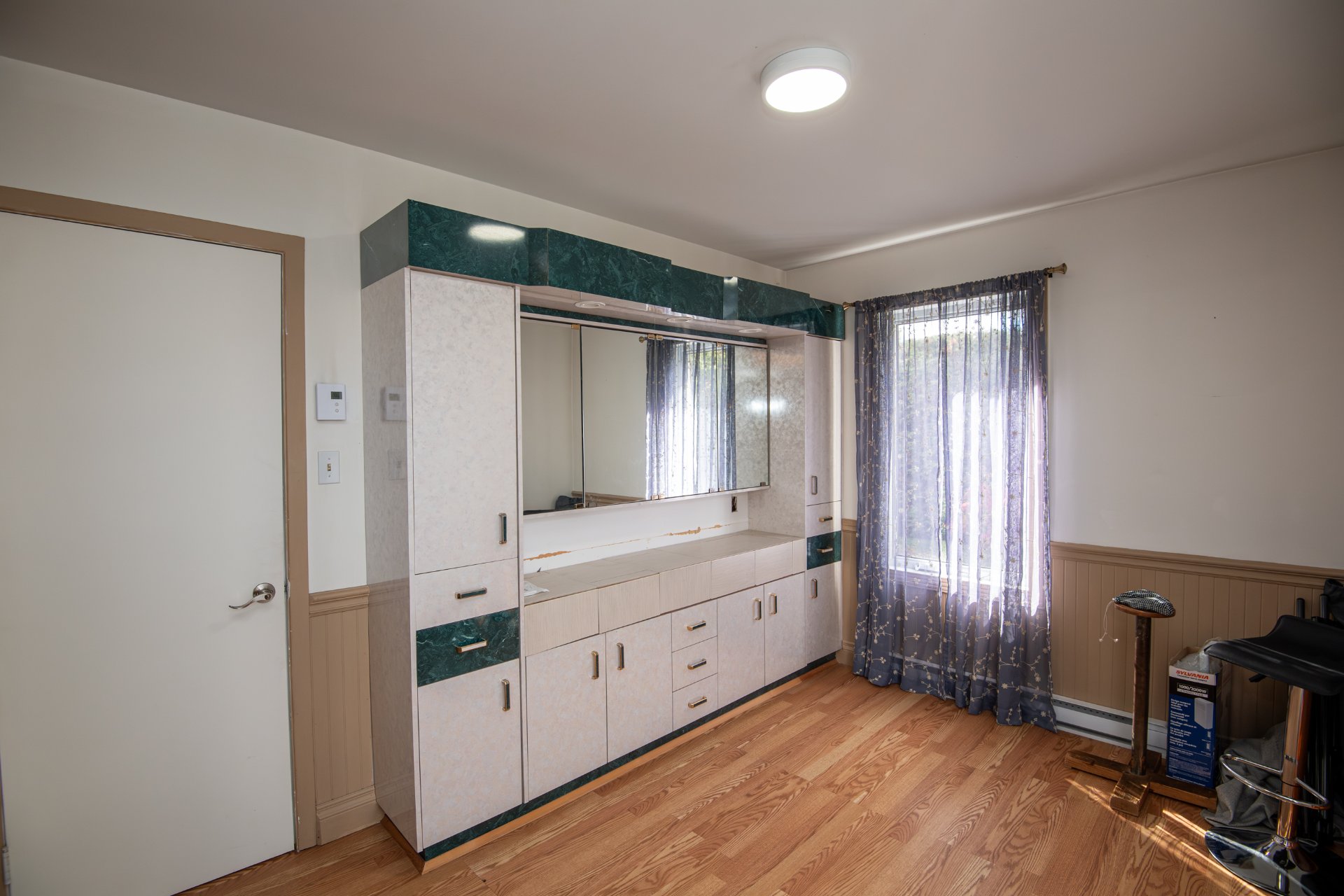 pièce polyvalente avec porte patio