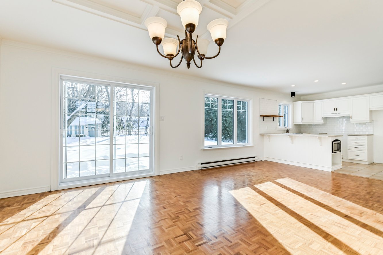 Porte-patio dans la salle à manger, vers la cour