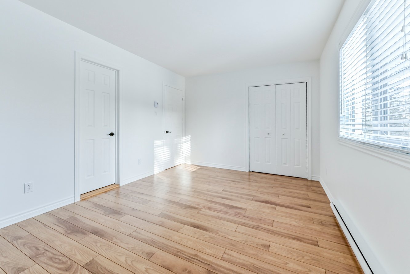 Vaste pièce lumineuse