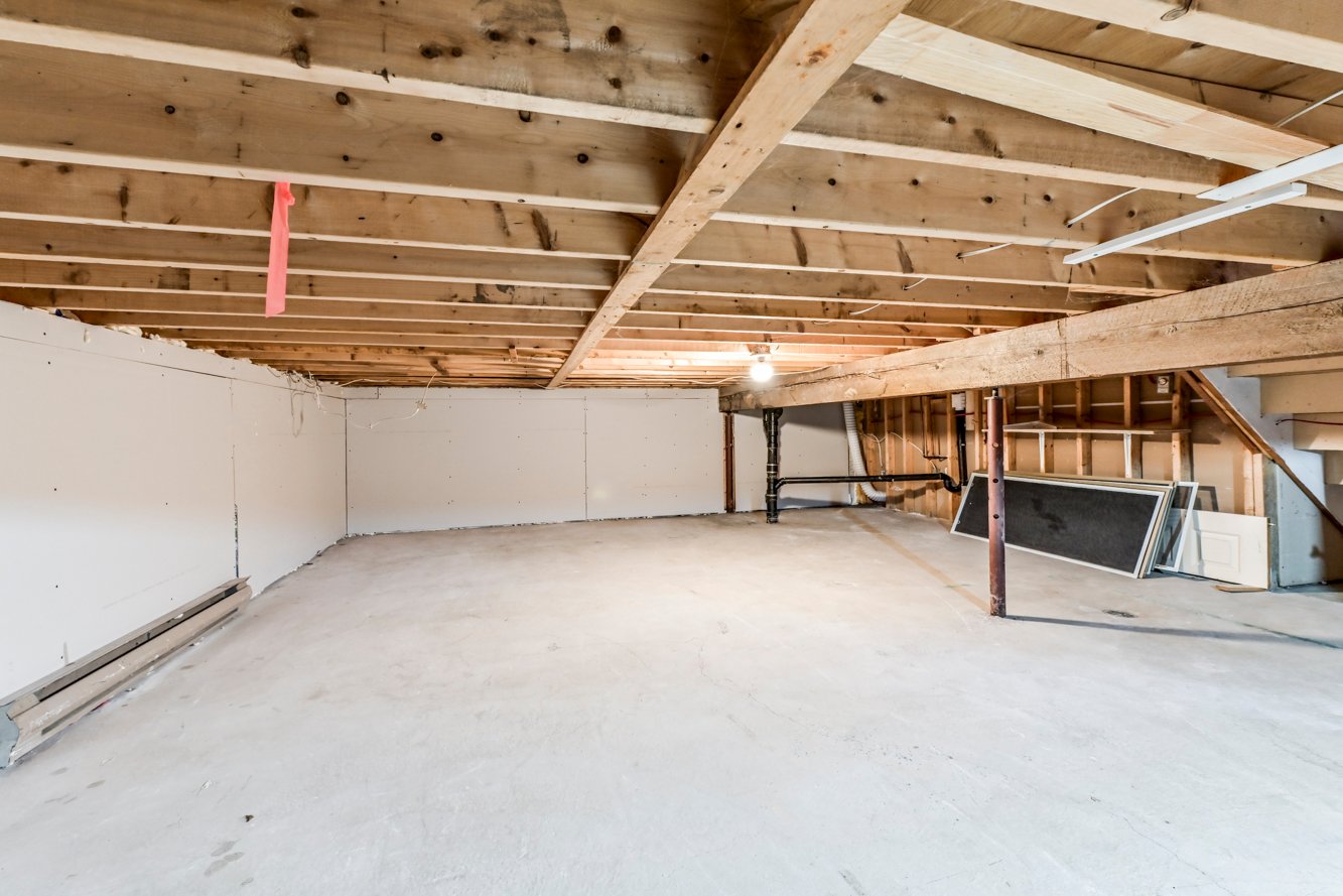 Énorme espace de rangement d'environ 16x28 pieds