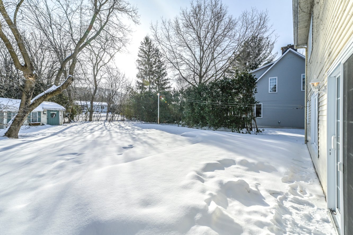 Patio de bois au niveau du sol