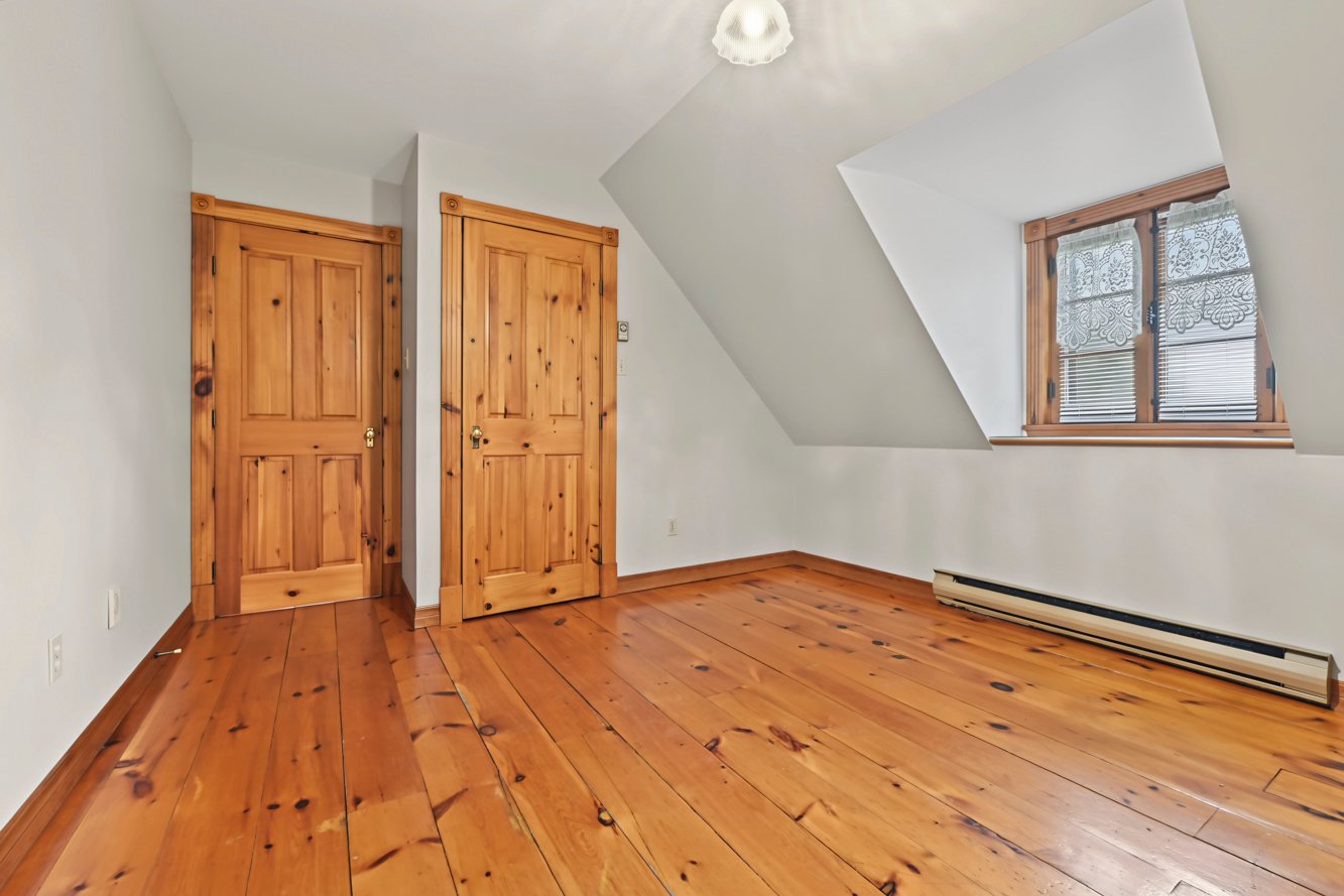 Seconde chambre de belle dimension & garde-robe