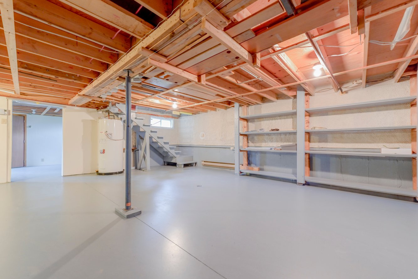 Grande pièce pour rangement, atelier ou s. de jeux