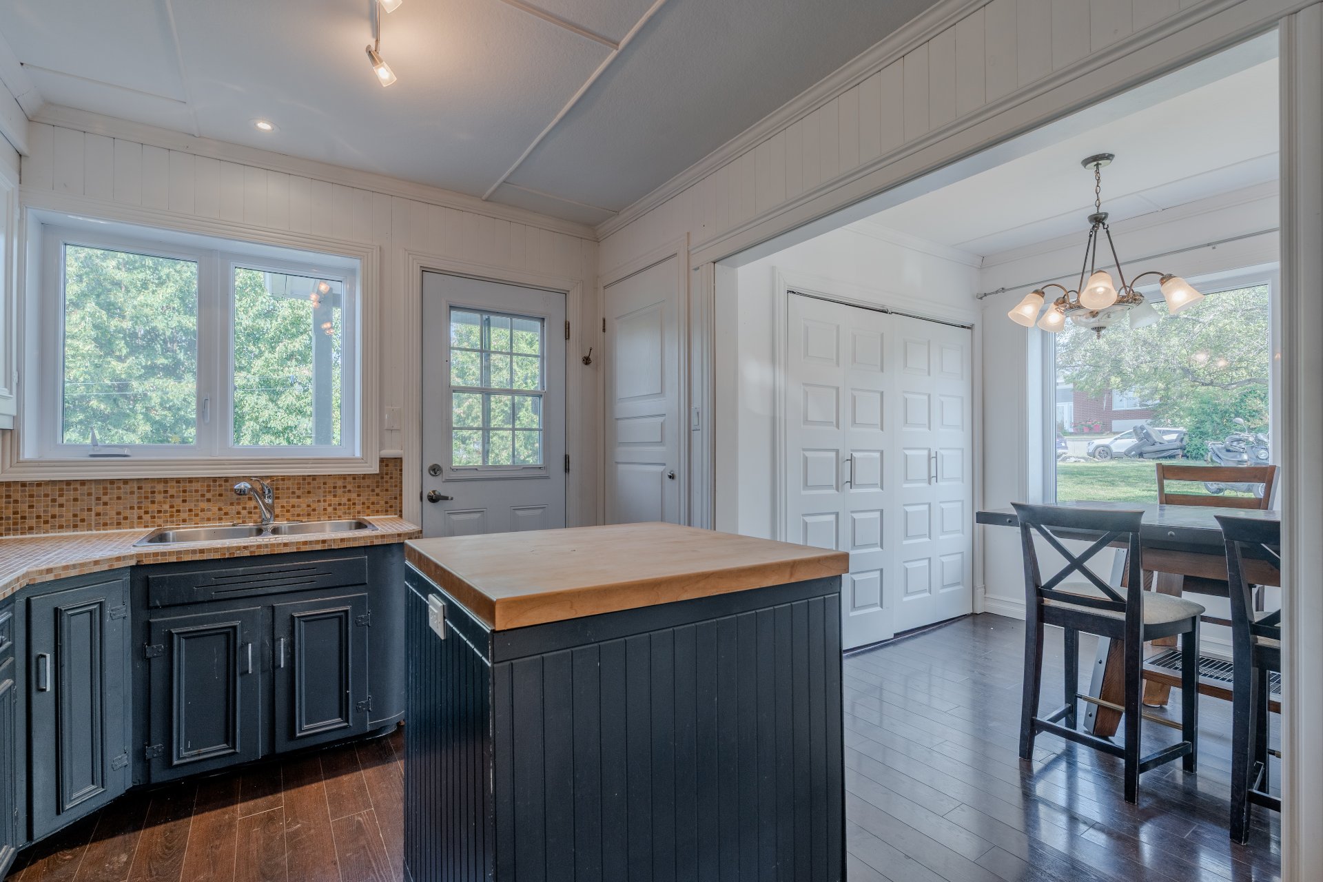 Porte arrière donnant sur la cour extérieure