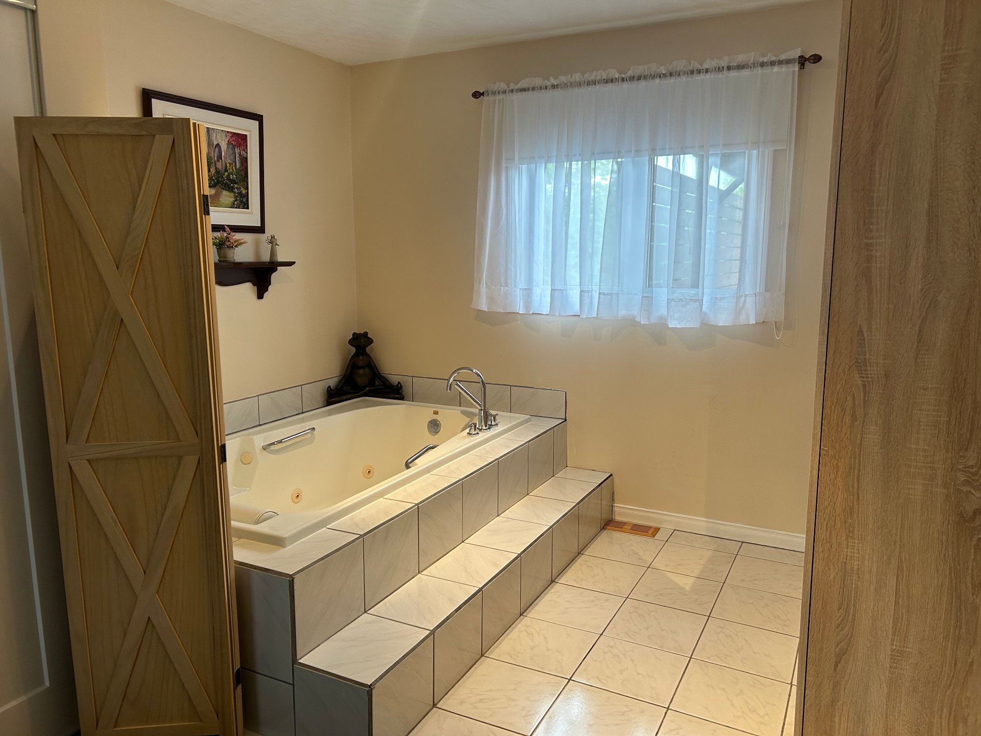 Avec baignoire dans la chambre