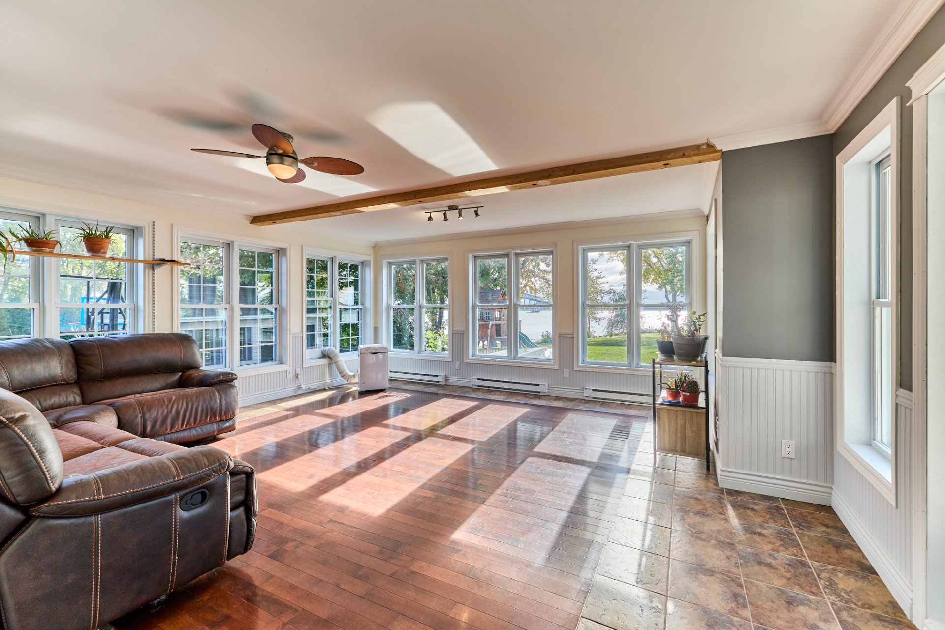 Salon prestige avec vue sur le fleuve