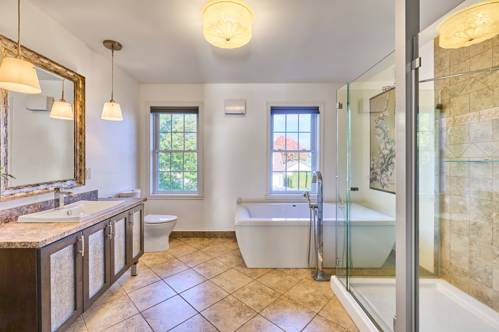 Salle de bains privée dans la chambre des maîtres