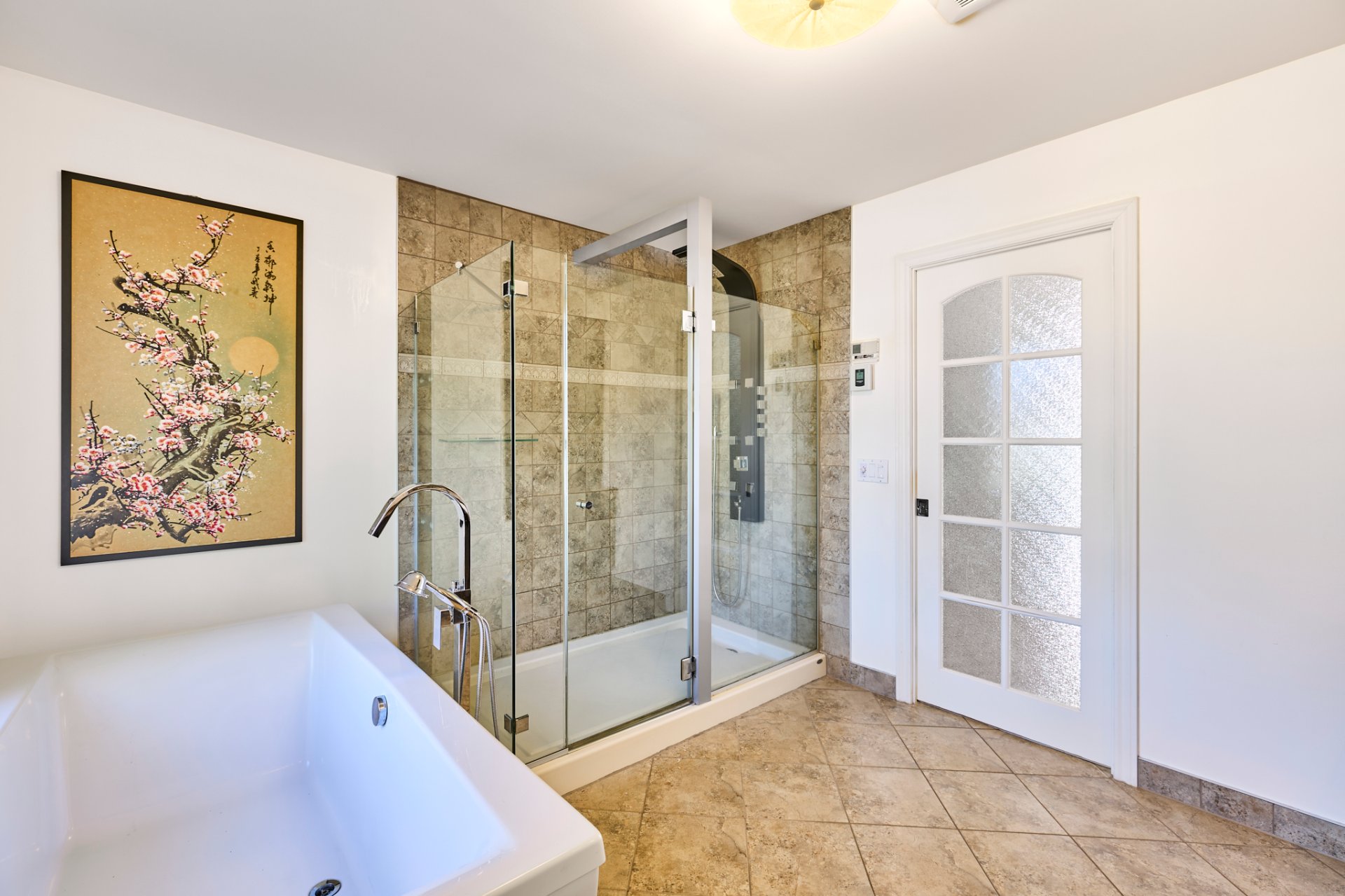 Salle de bains privée dans la chambre des maîtres
