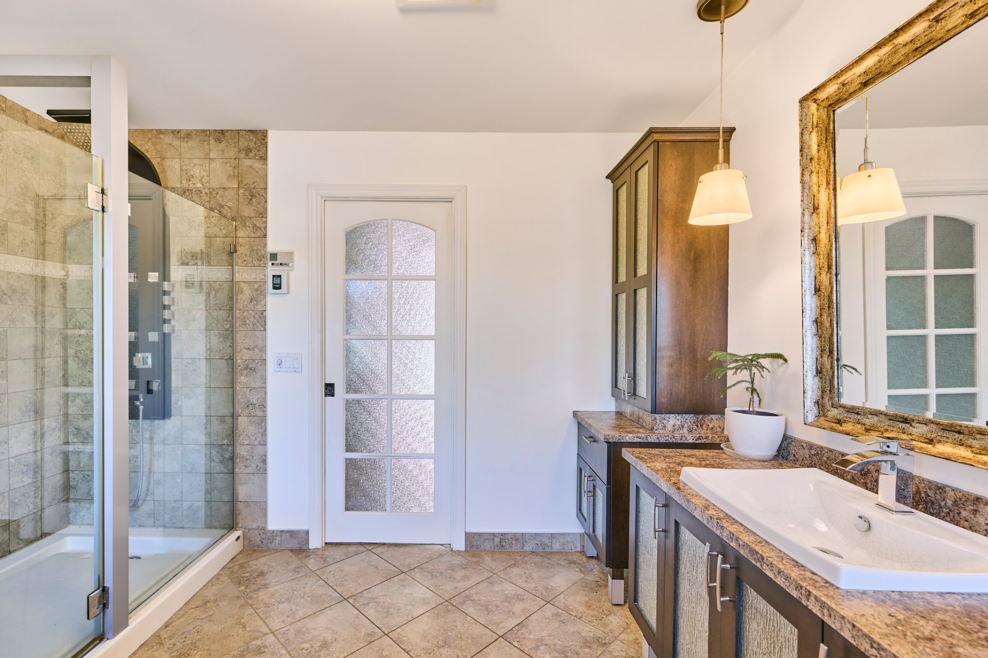 Salle de bains privée dans la chambre des maîtres