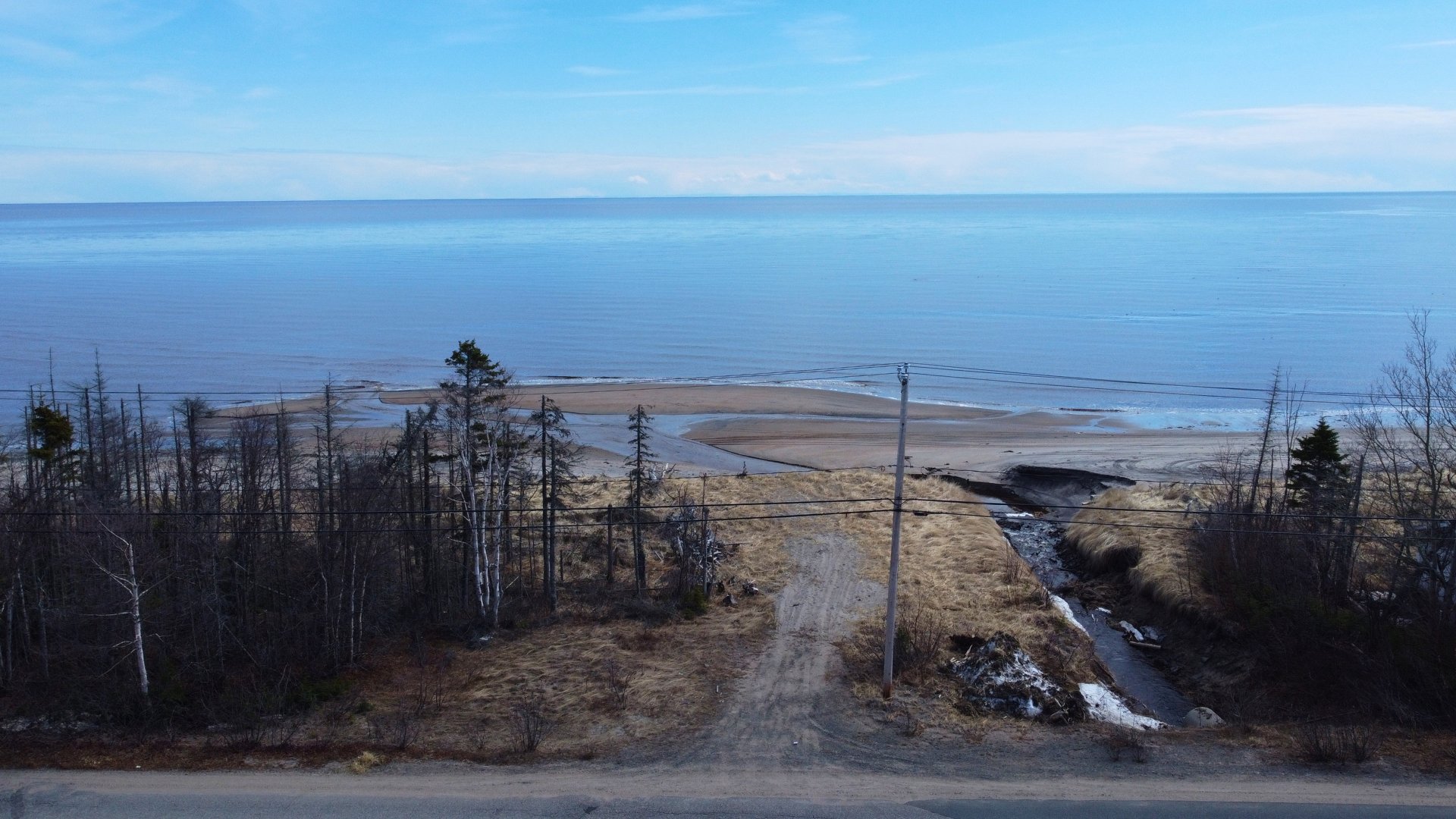 plage et la mer en avant de l'autre côté de la rue