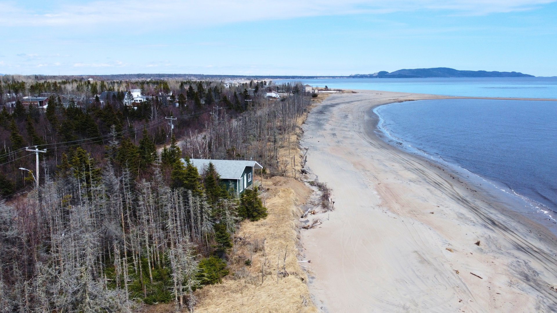 plage et la mer en avant de l'autre côté de la rue