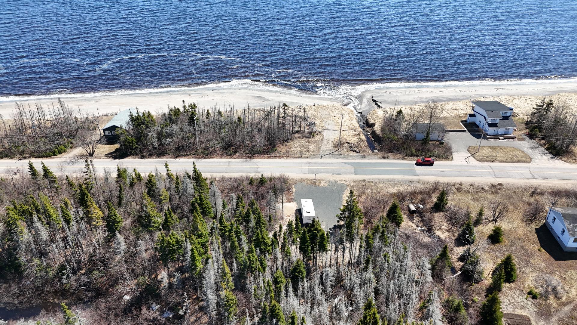 plage et la mer en avant de l'autre côté de la rue