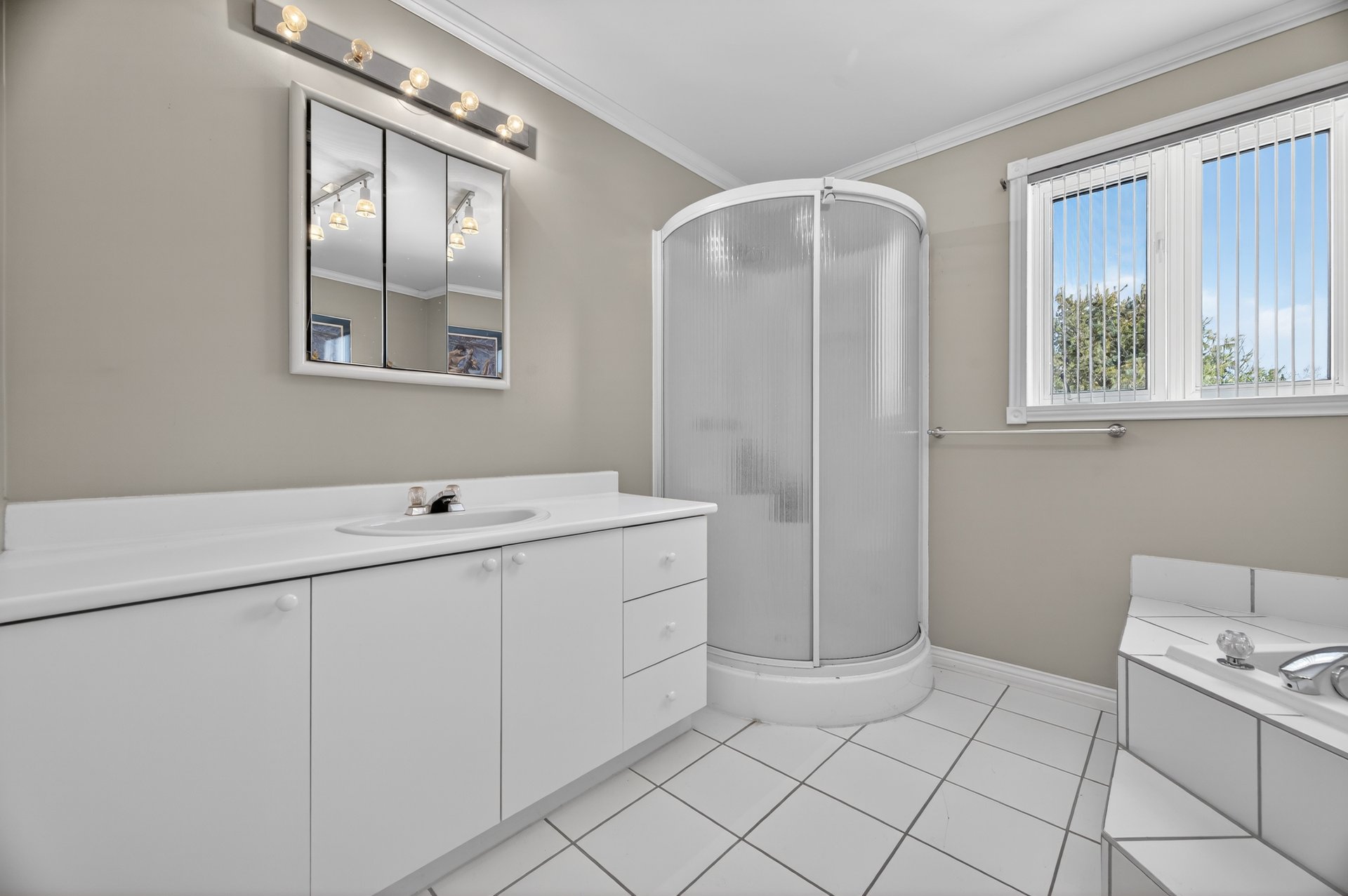 Salle de bain avec douche indépendante