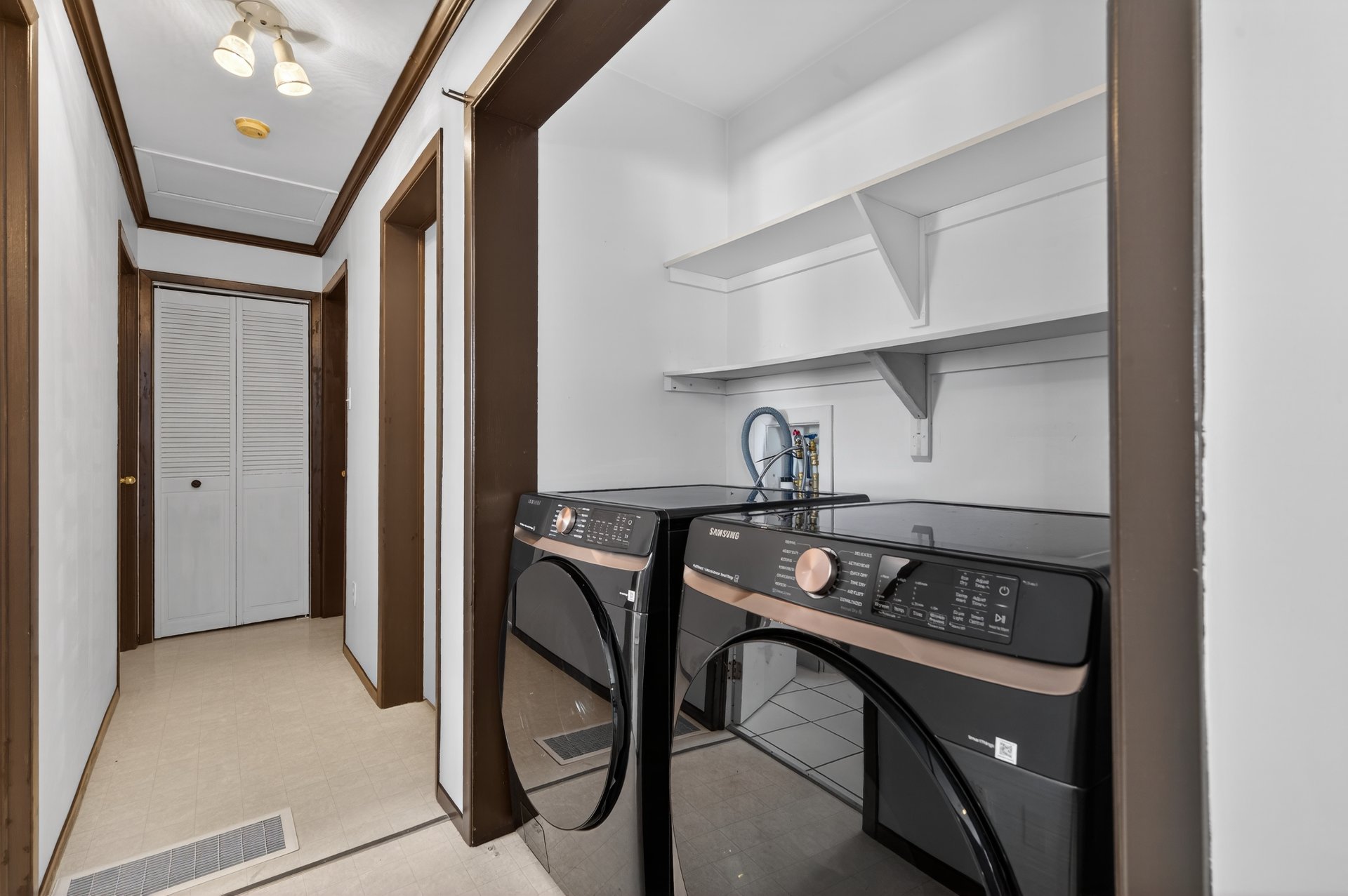 Laveuse-sécheuse au rez-de-chaussée