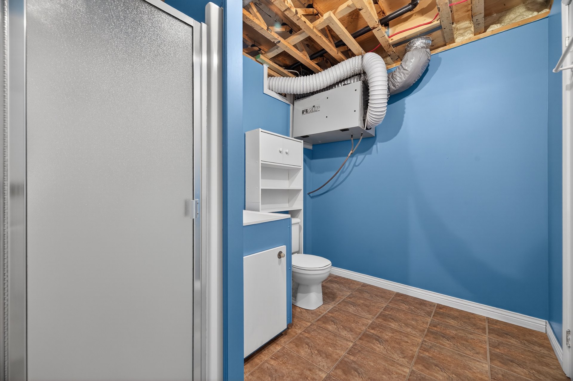 Salle de bain au sous-sol