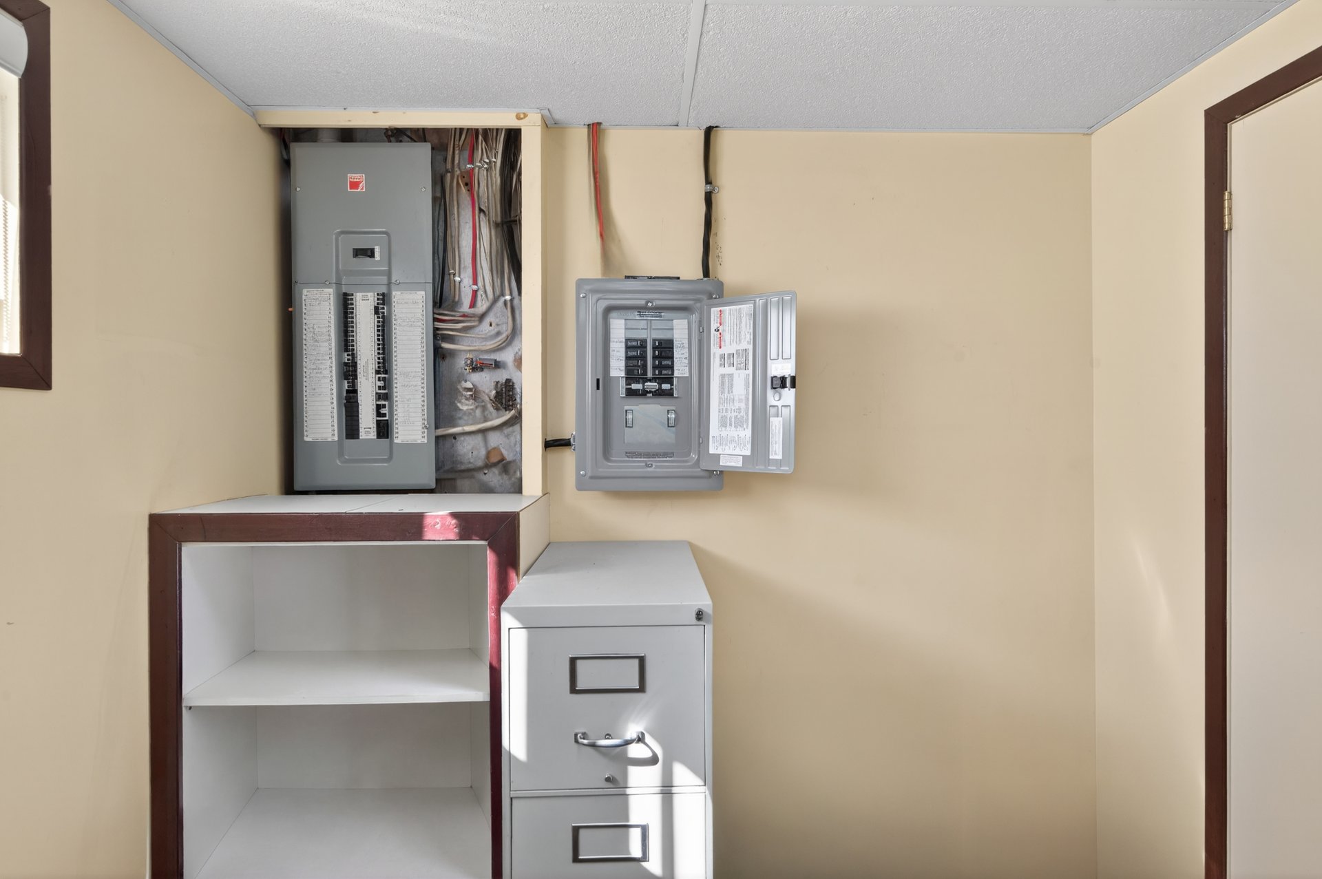 Panneau électrique avec 2 tableaux en annexes