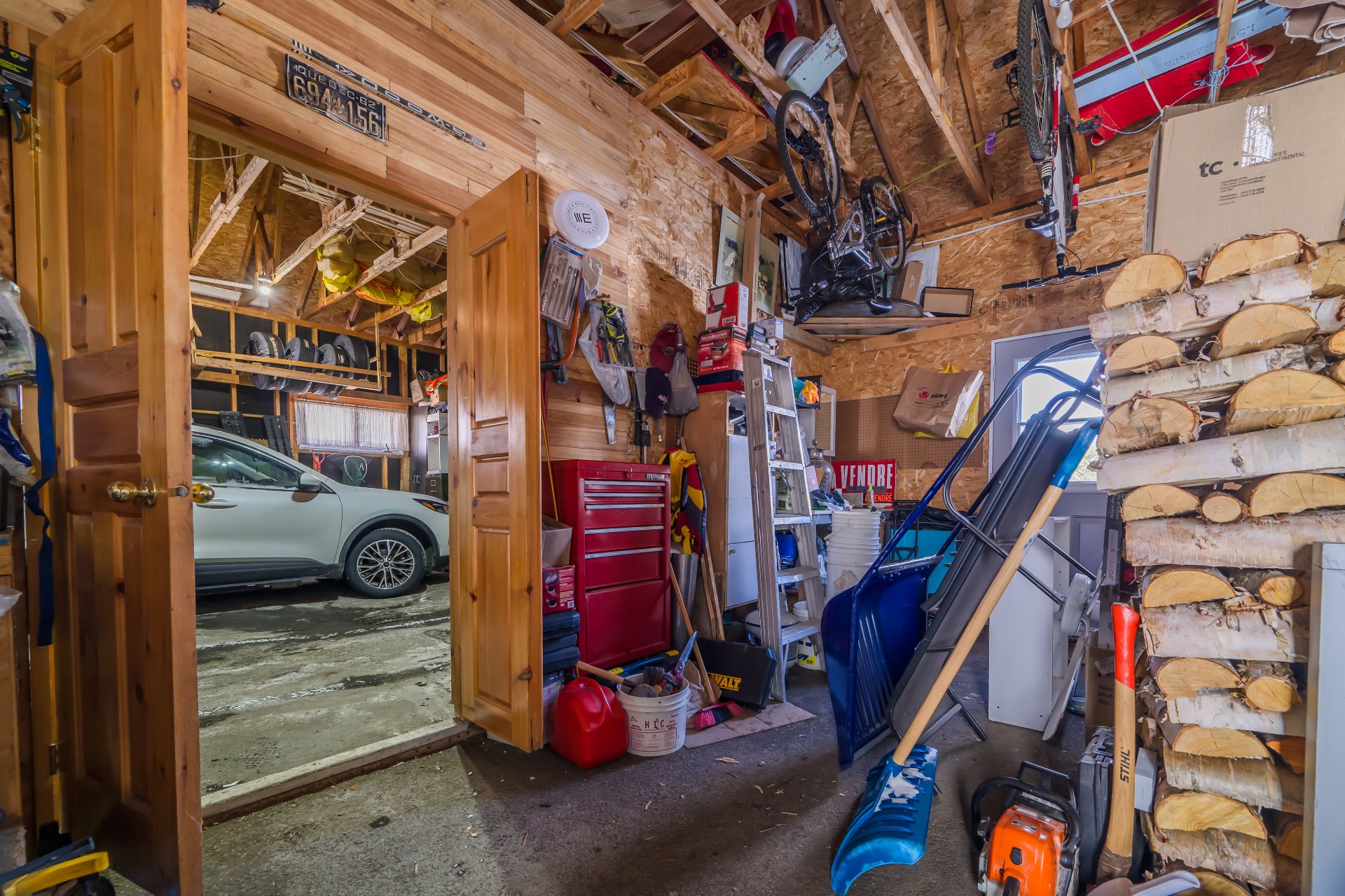 Entrée au garage par l'annexe