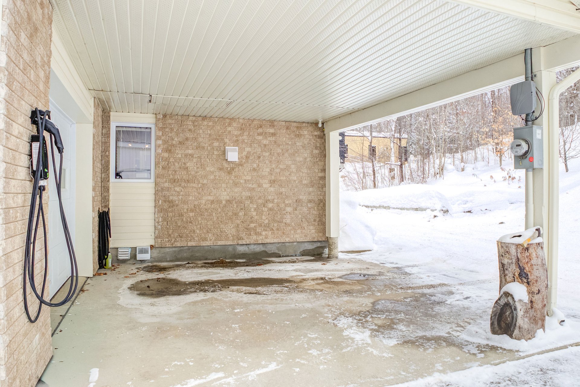 abri d'auto avec prise de recharge électrique