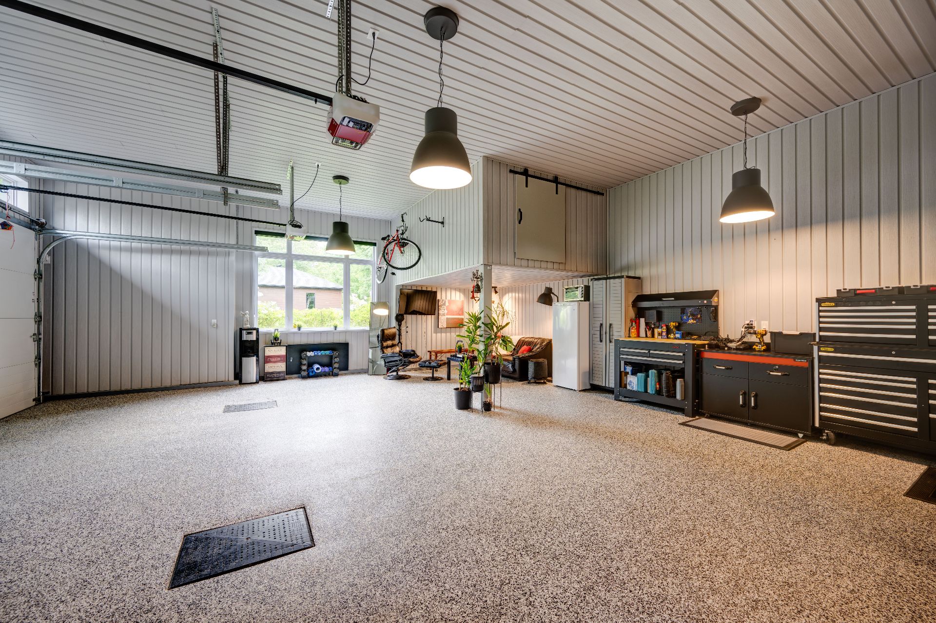 Garage attaché, plancher époxy chauffant