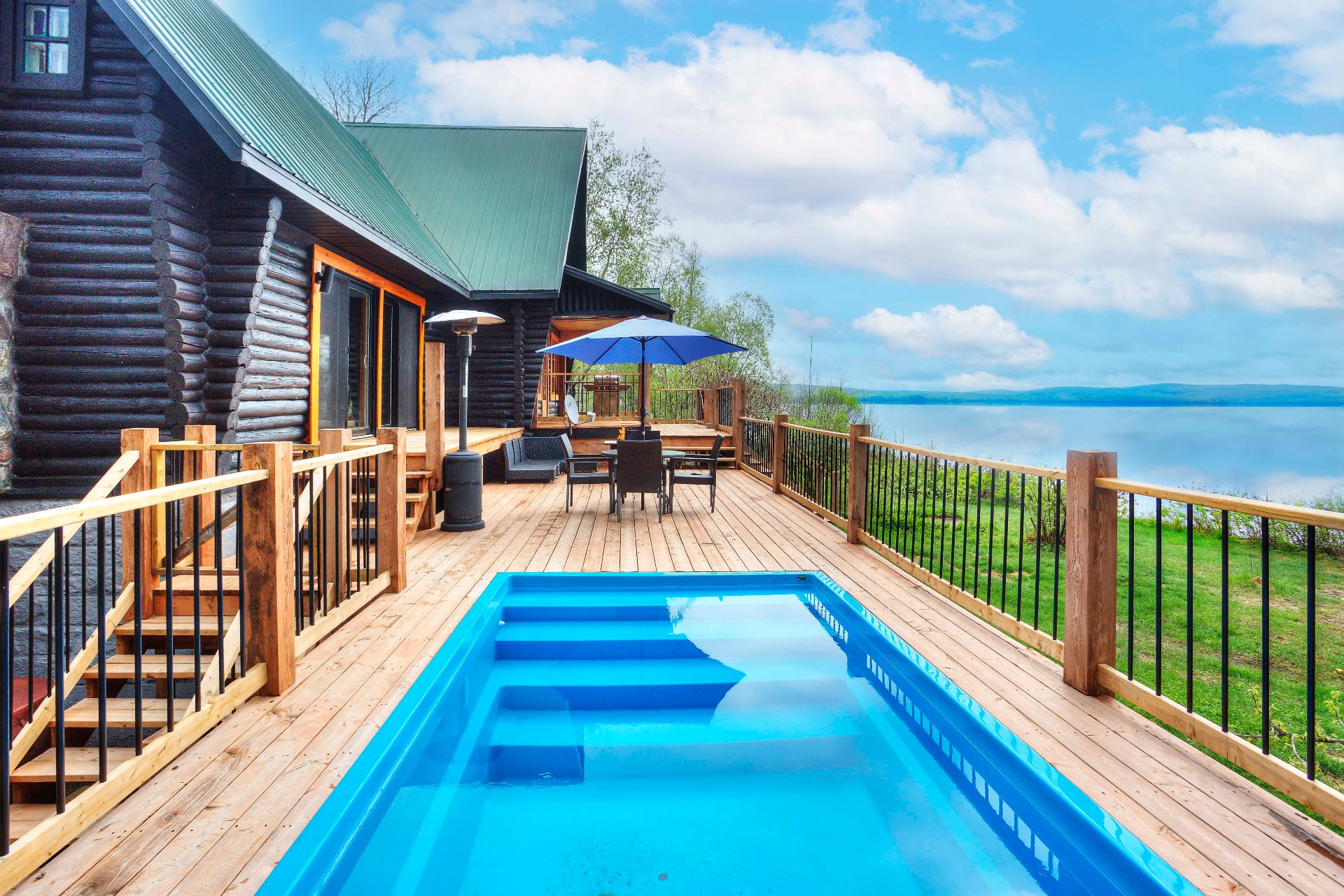 Petite piscine sur la terrasse arrière