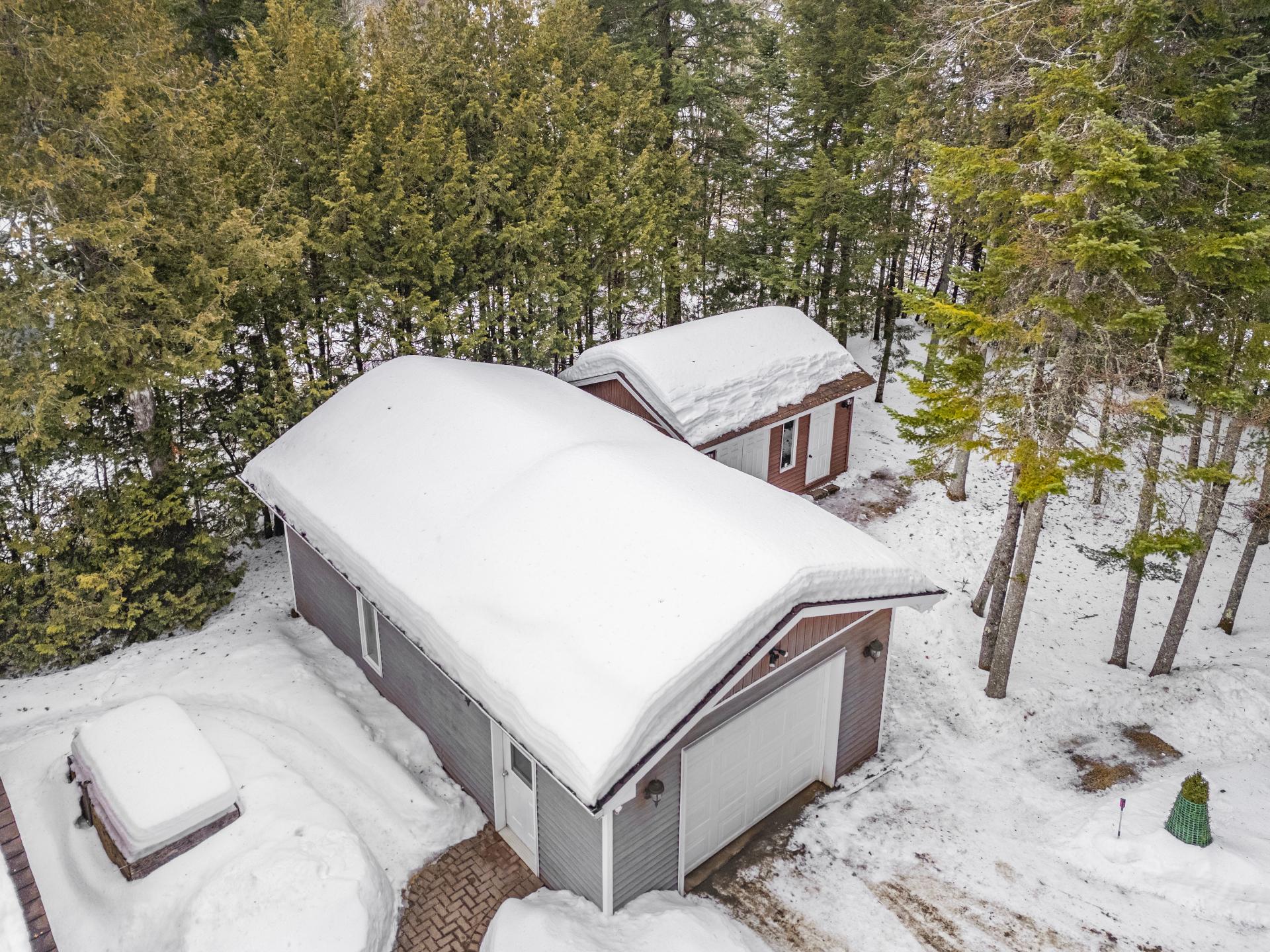 Vue d'ensemble du garage et remise