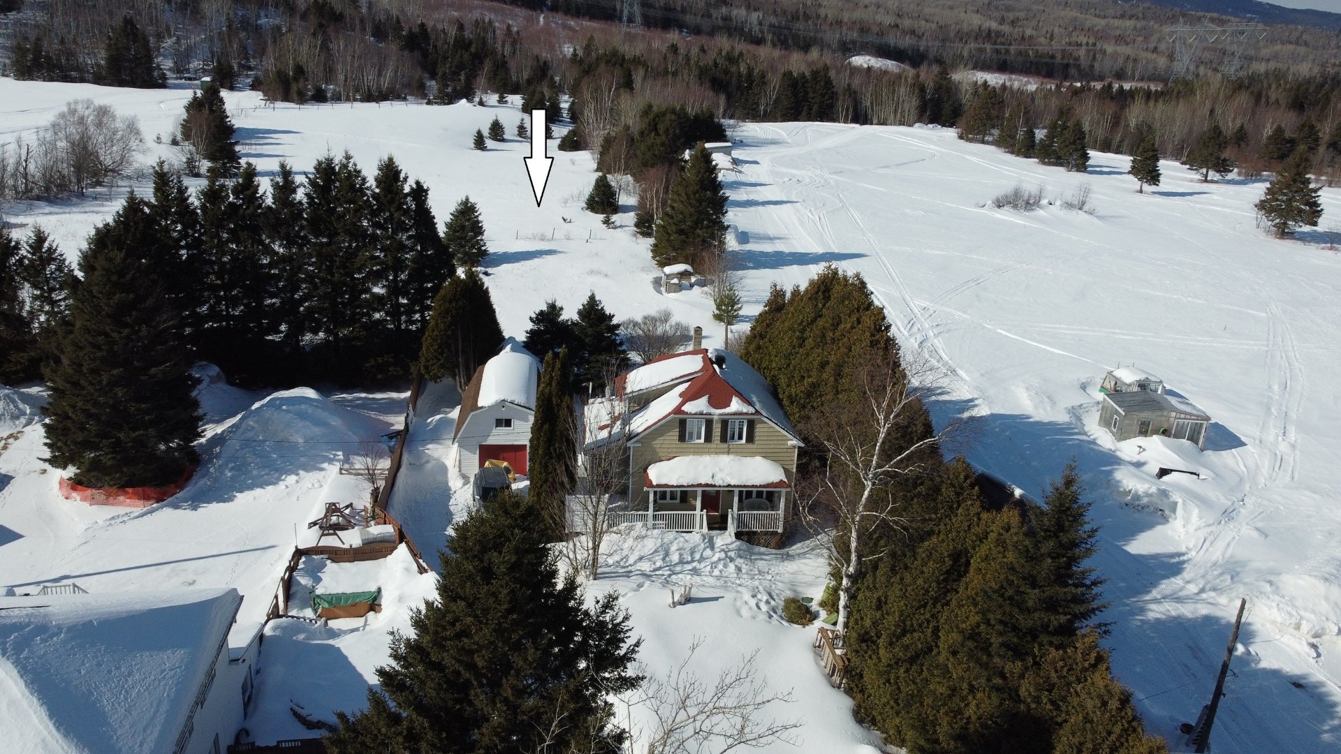 Maison et la partie de la terre