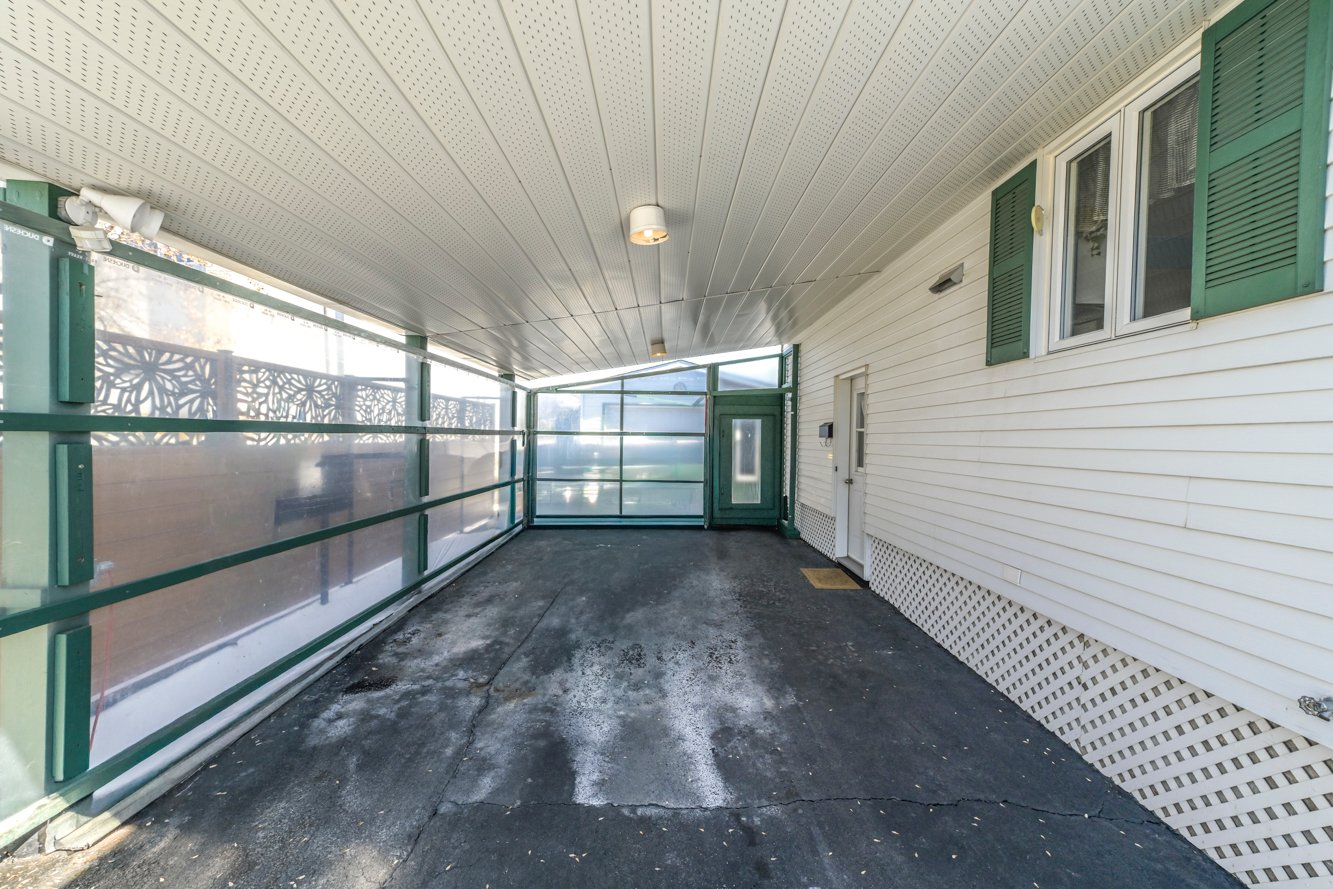 Porte menant à l'intérieur de la propriété