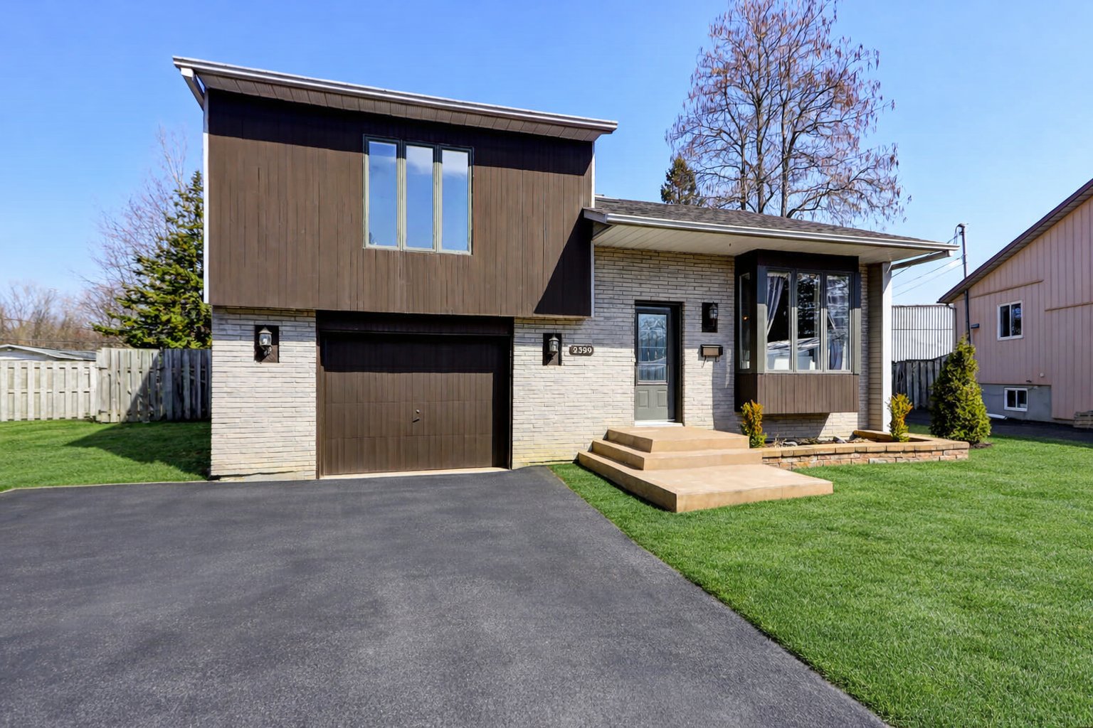 Entrée double largeur. Pelouse IA