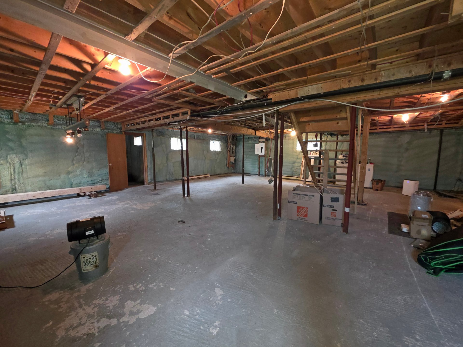 Partie du sous-sol avec poêle aux granules