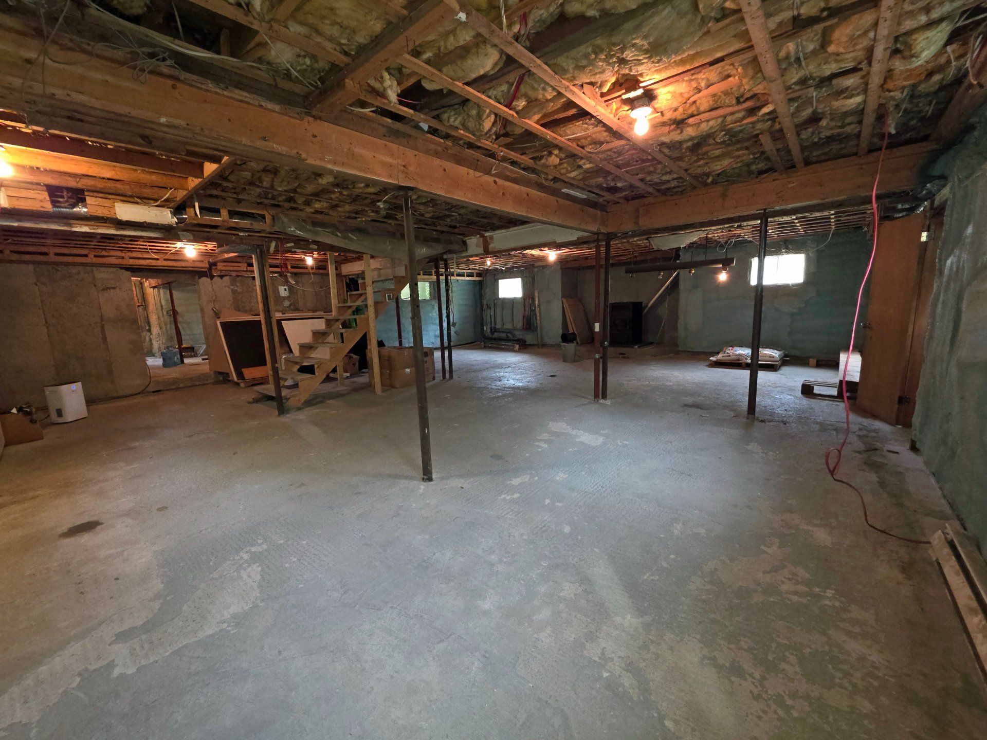 Partie du sous-sol avec poêle aux granules