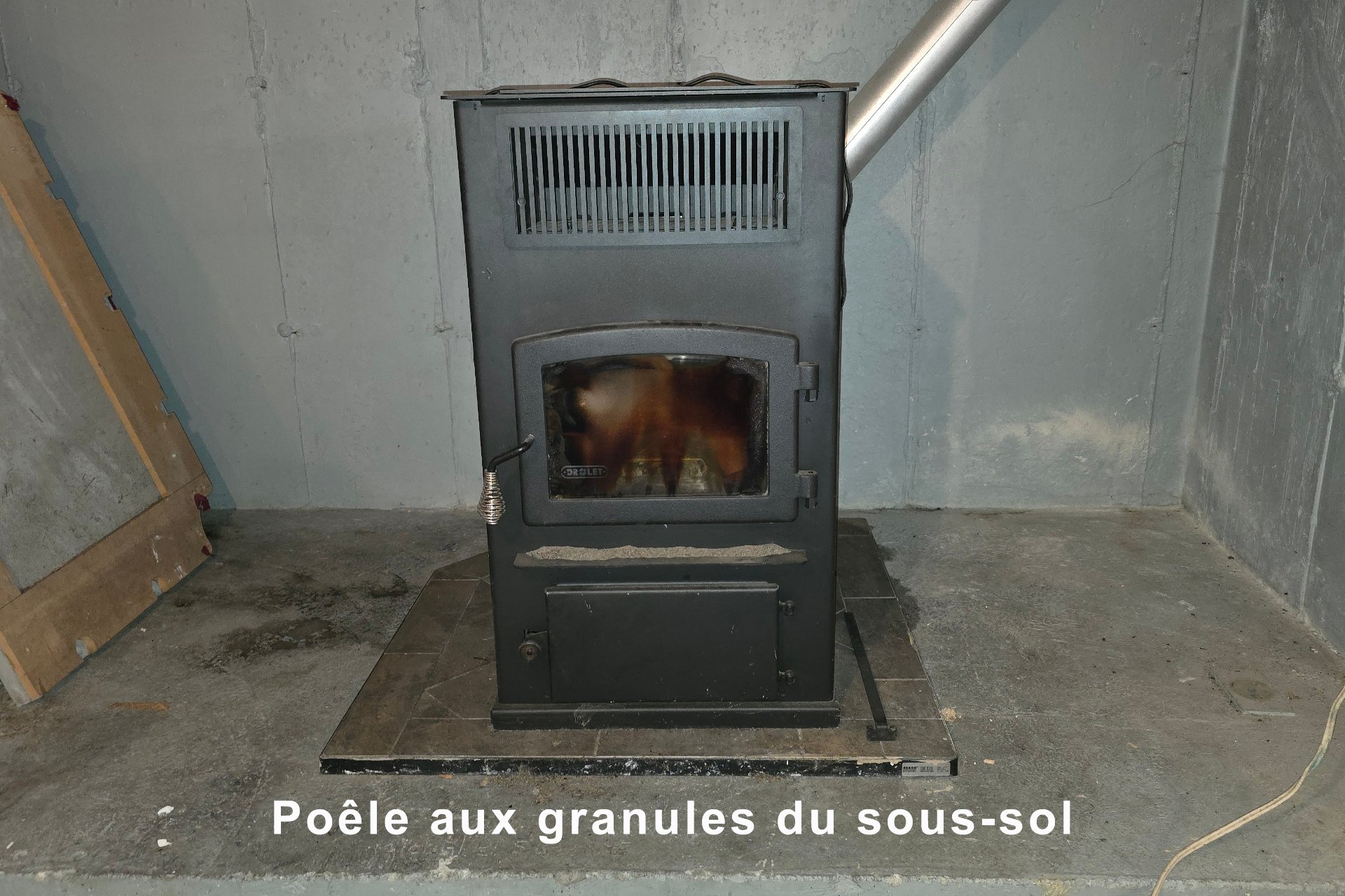 Poêle aux granules au sous-sol