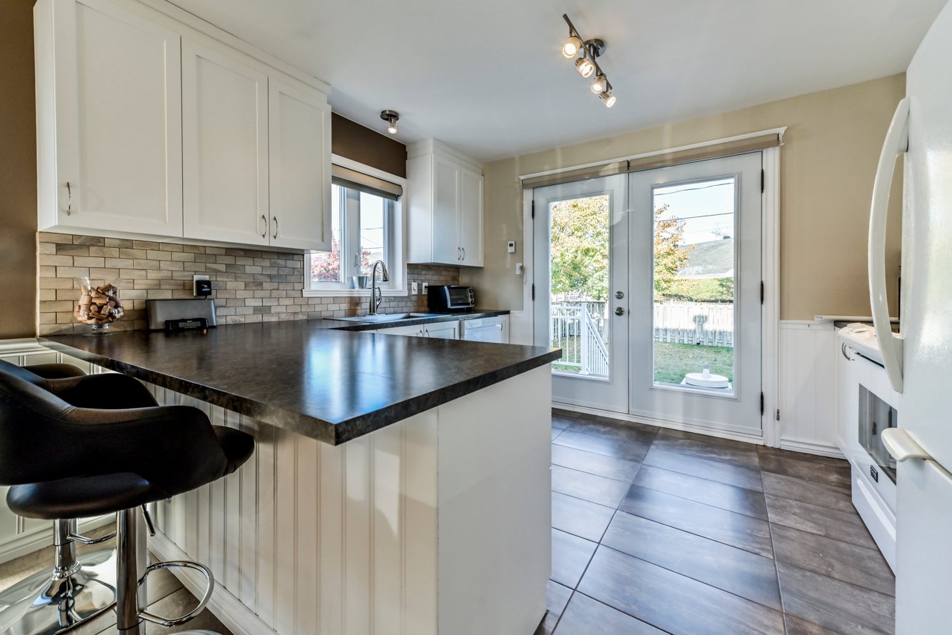 Beaucoup d'armoires, portes françaises