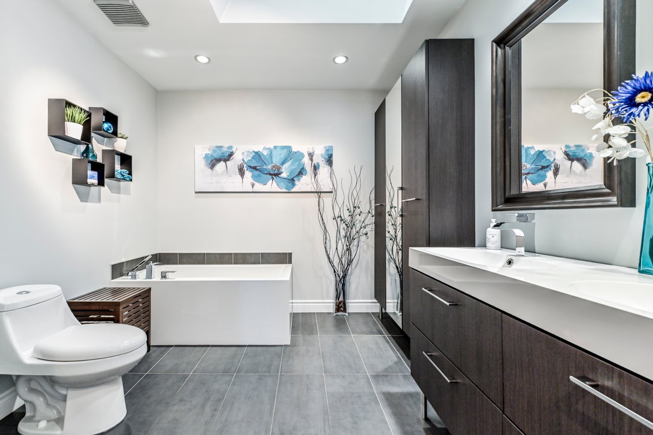 Belle vanité double, beaucoup de rangement