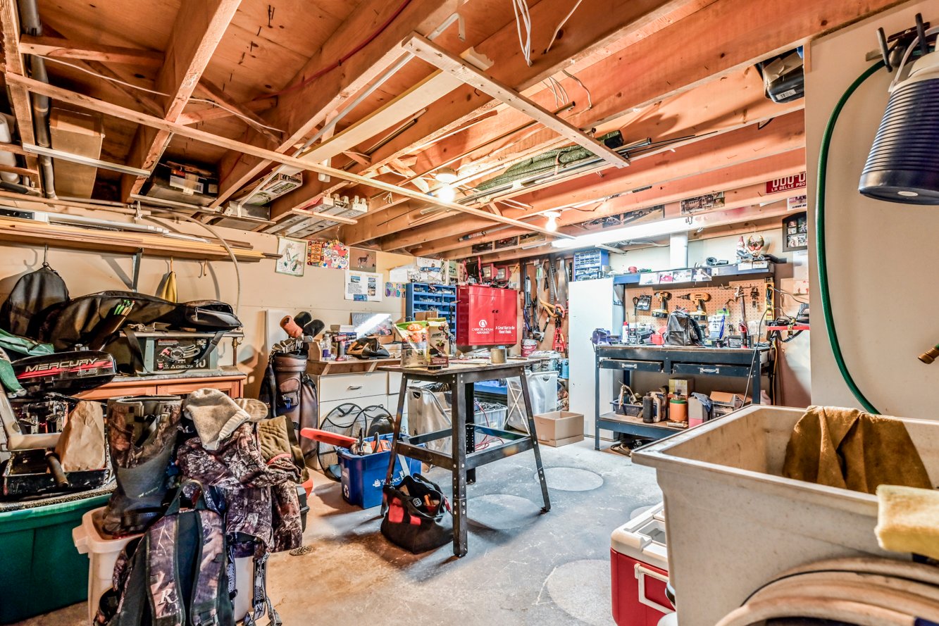 Bel espace de rangement accessible par le sous-sol