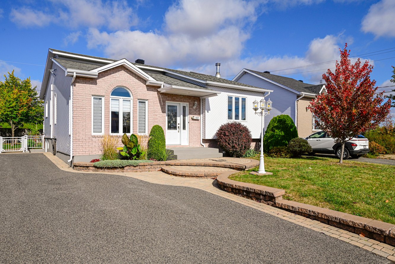 Cour asphaltée pour 3 véhicules