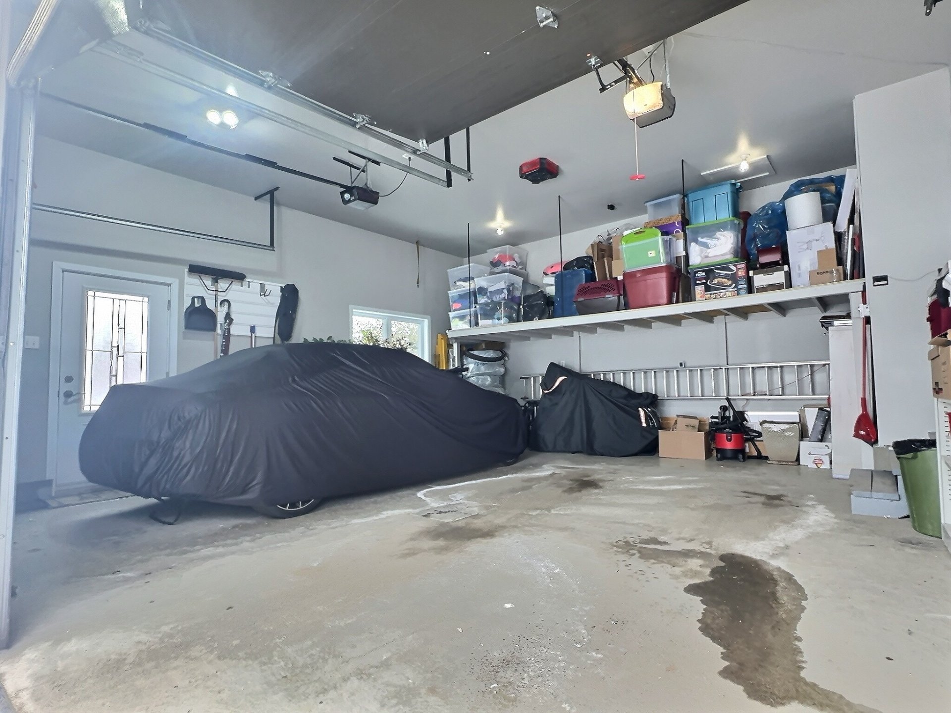 Beaucoup de rangement au garage