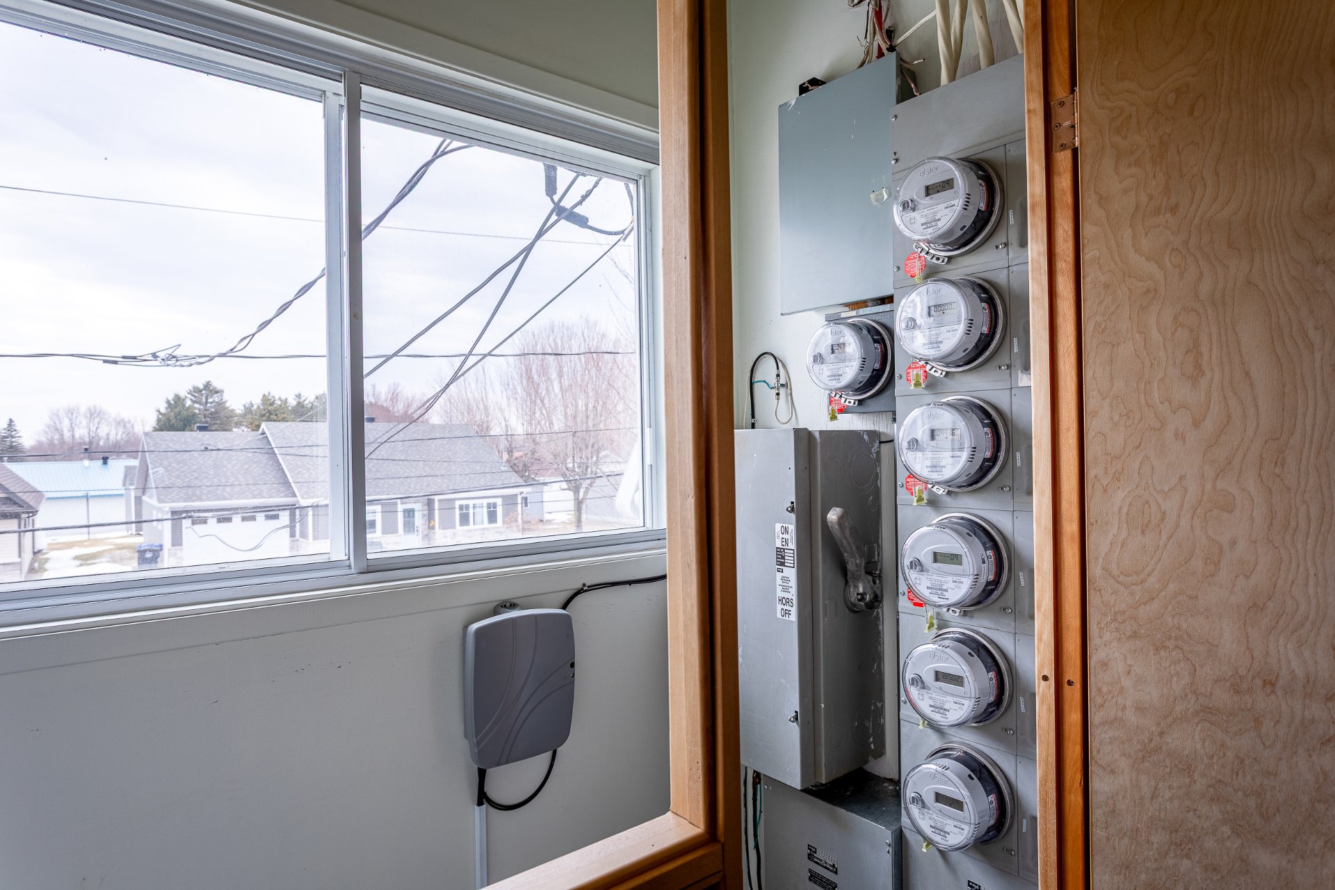 Compteurs Hydro intérieur au 2ième en façade.