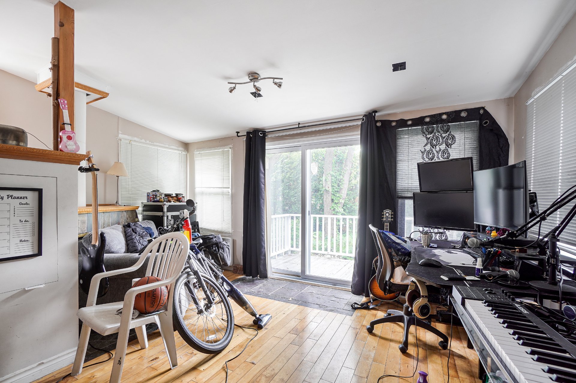 Rez-de-chaussée: Chambre ou Bureau