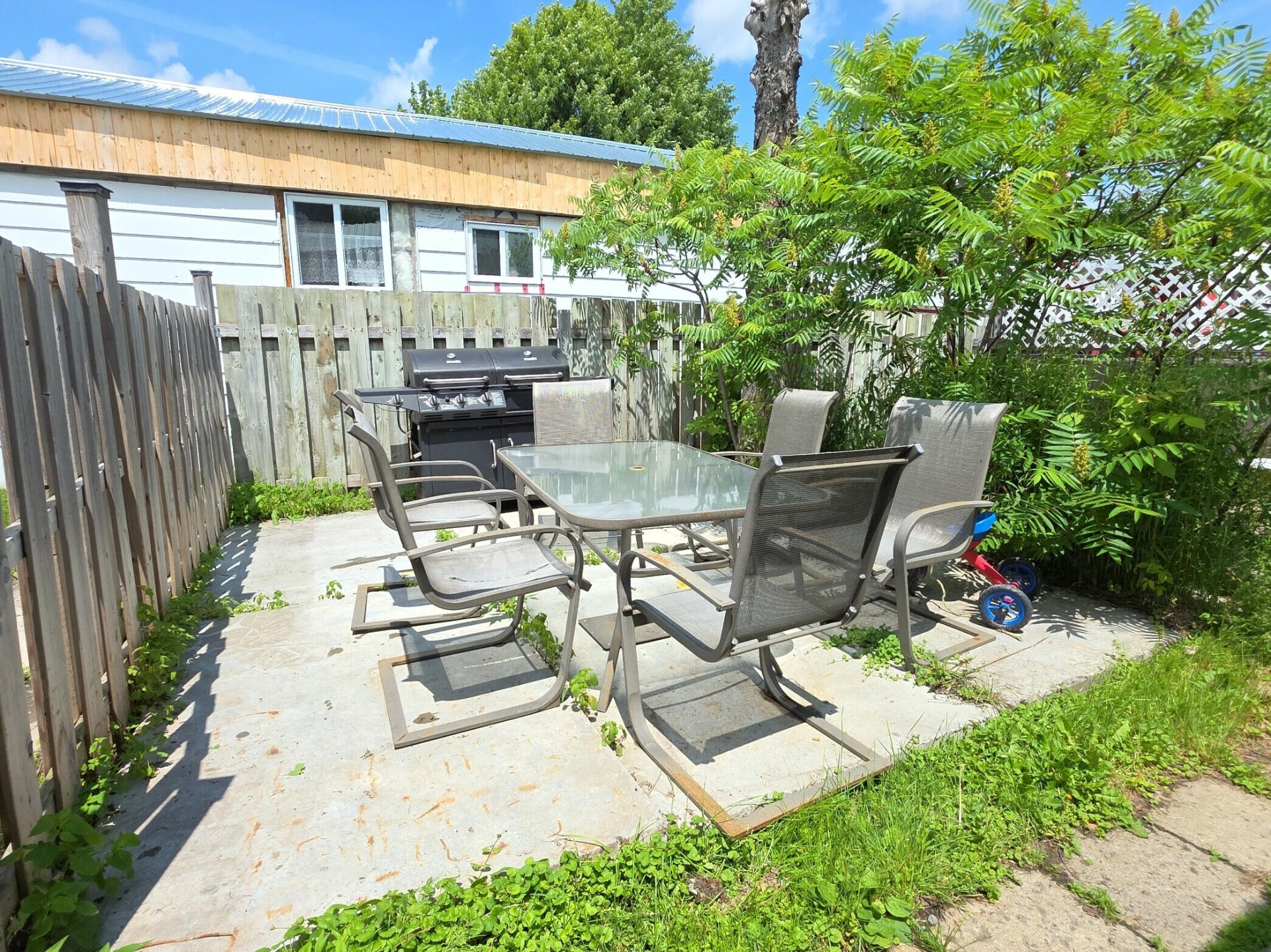 Ens. patio et BBQ double inclus