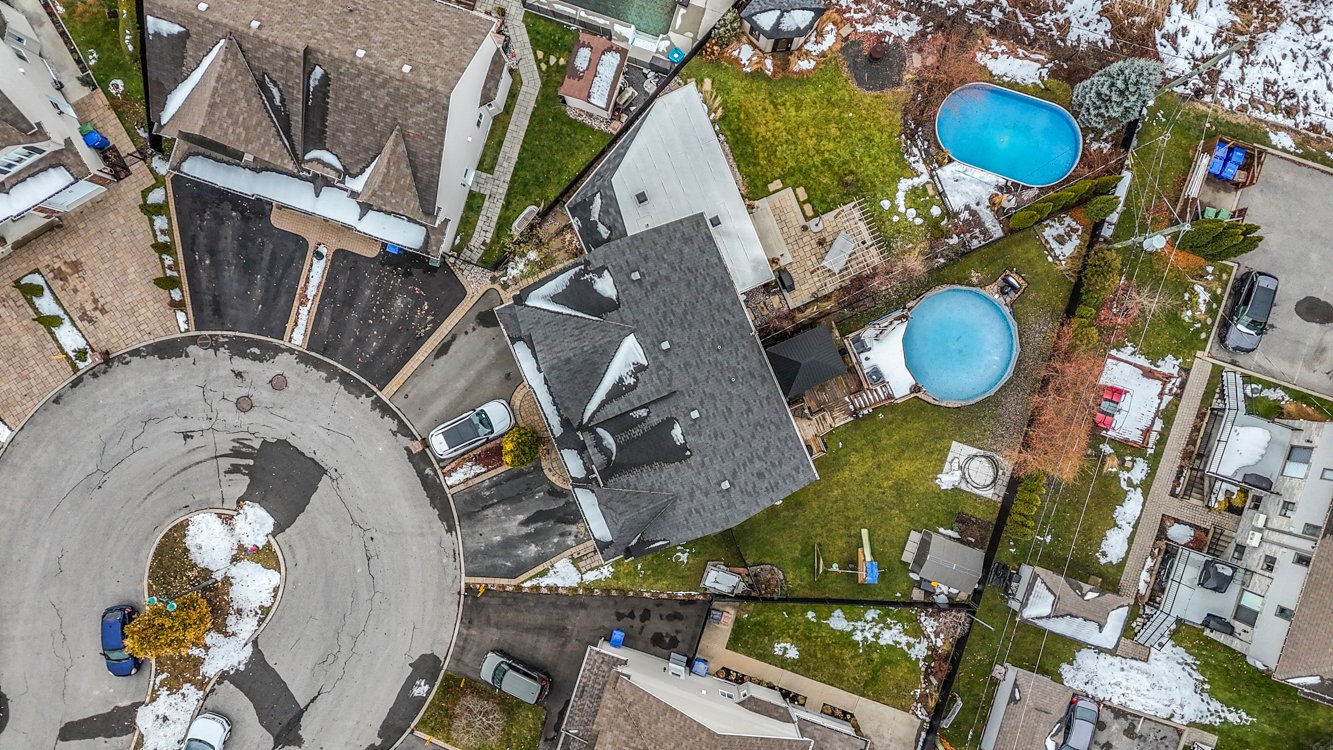 Grand terrain en pointe grâce au rond-point