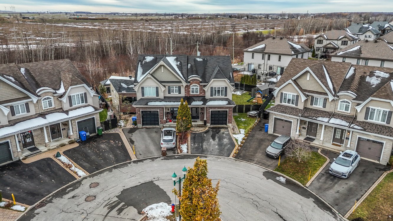 Rue avec bâtiments homogènes