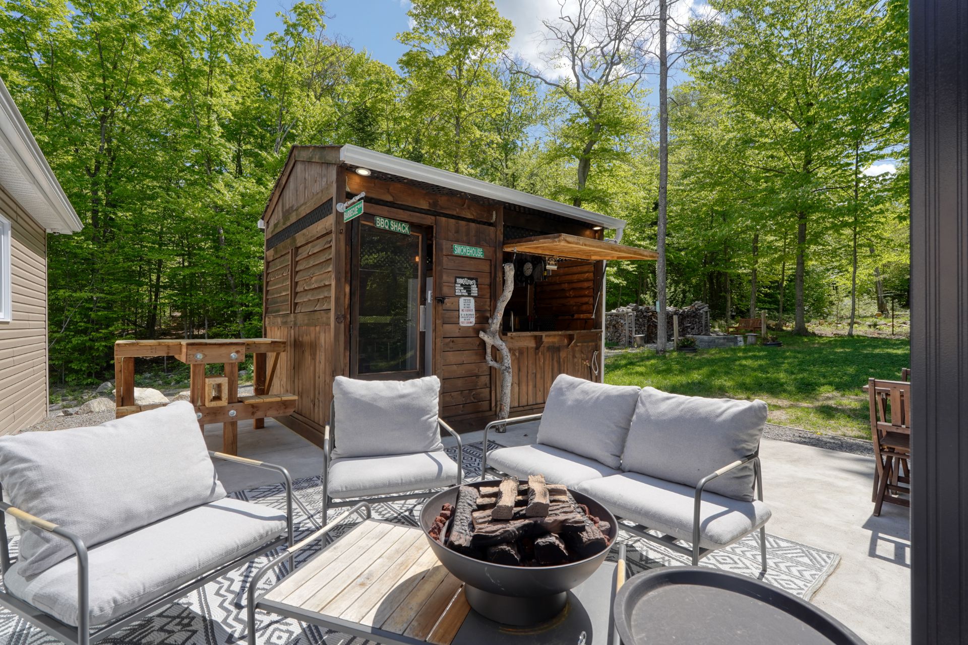 Outdoor kitchen equipped with a bar/snack bar styl
